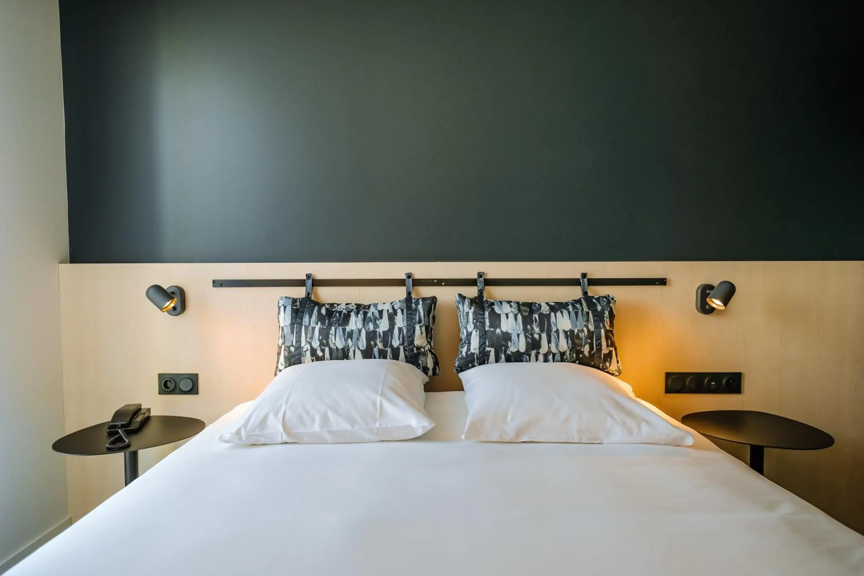 Photo of the whole room, Bed in Live Hotels Bordeaux Lac