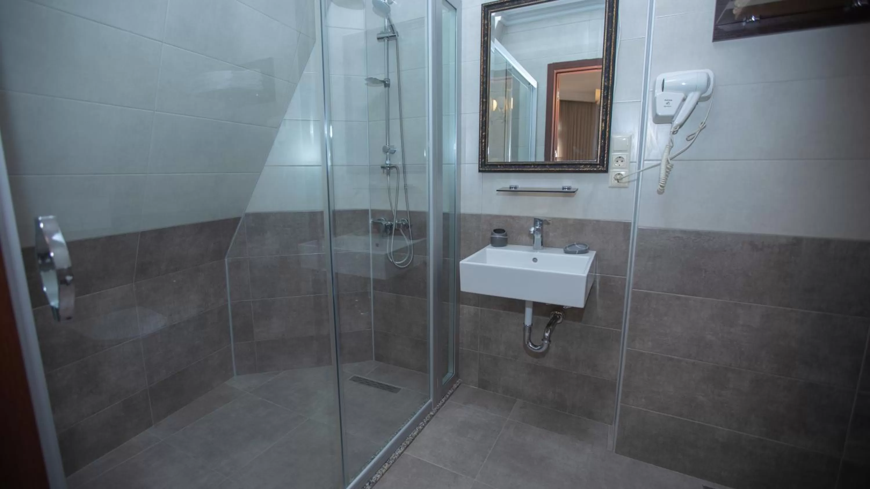 Shower in Royal Venezia Hotel