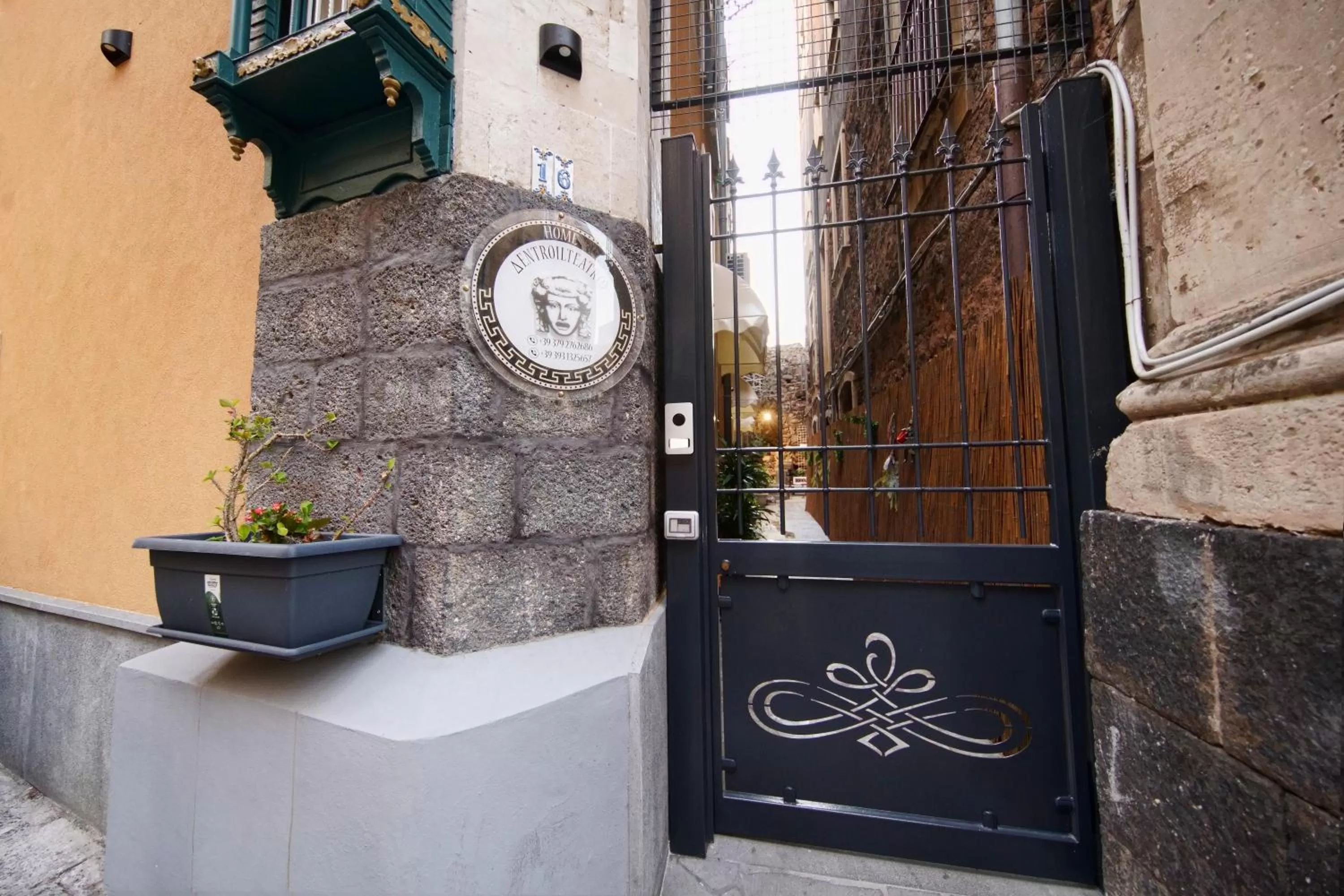 Home dentro il teatro