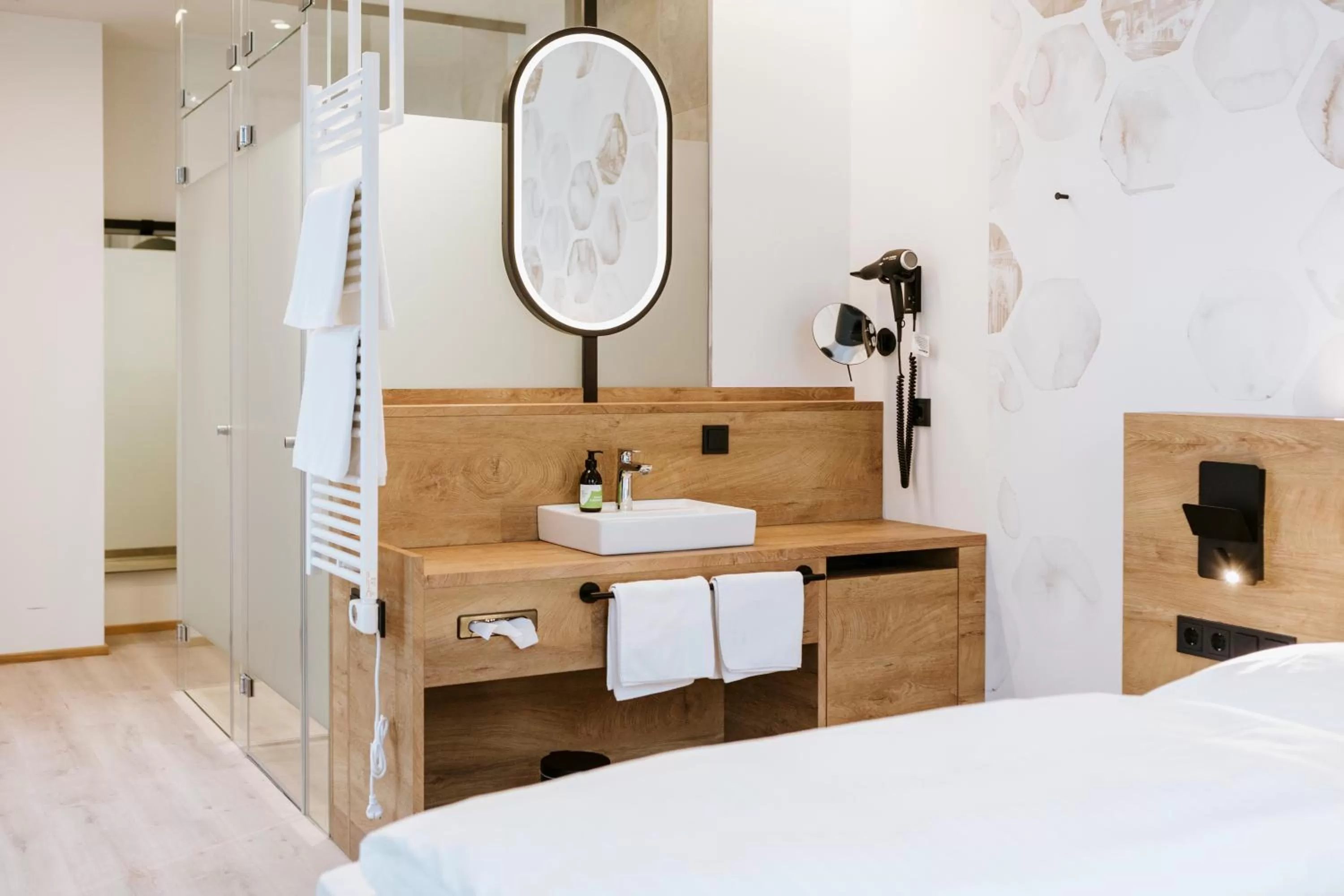 Bathroom, Bed in BEE GREEN Linz Self-Check-in-Hotel