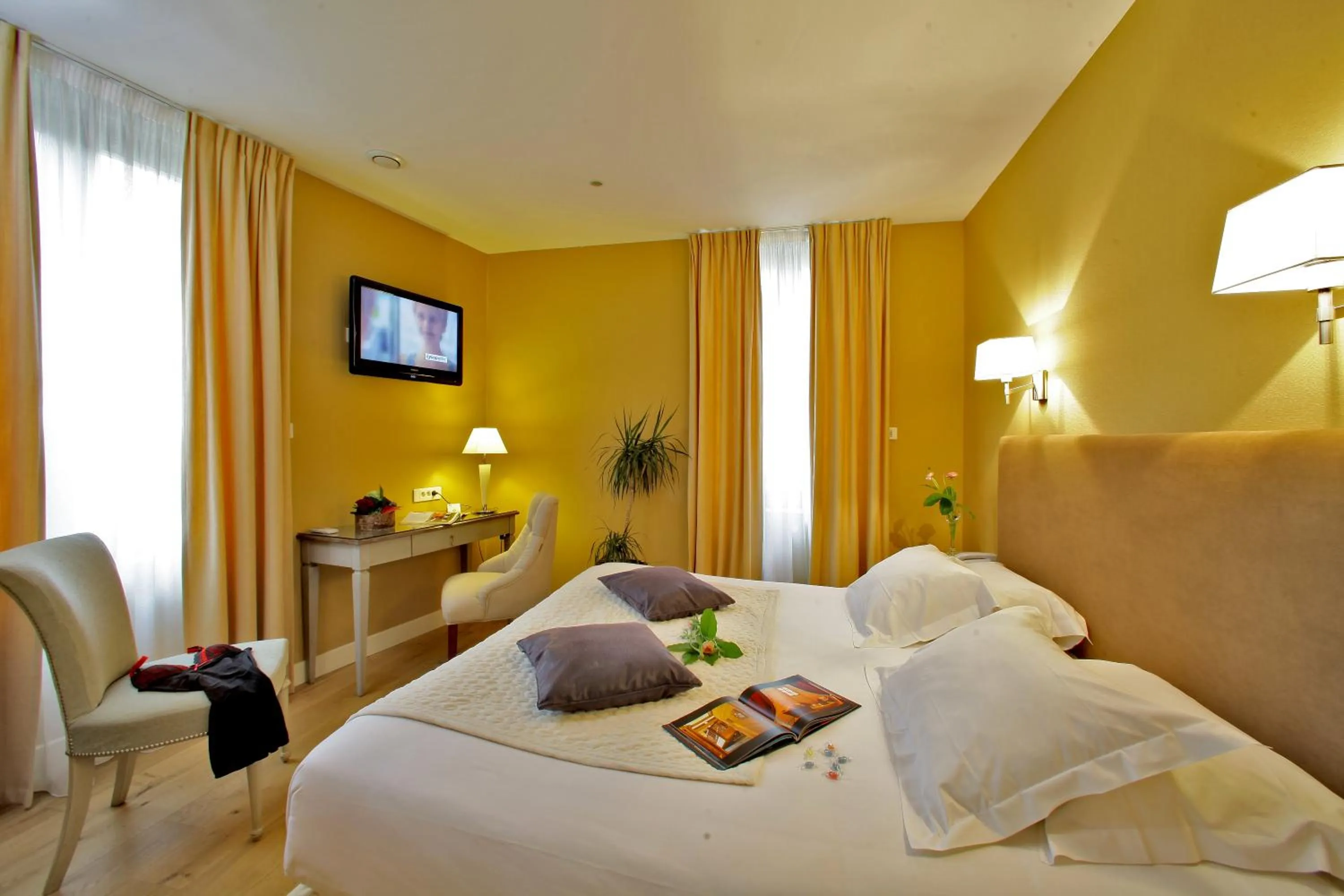 Photo of the whole room, Bed in Hotel Le Renoir