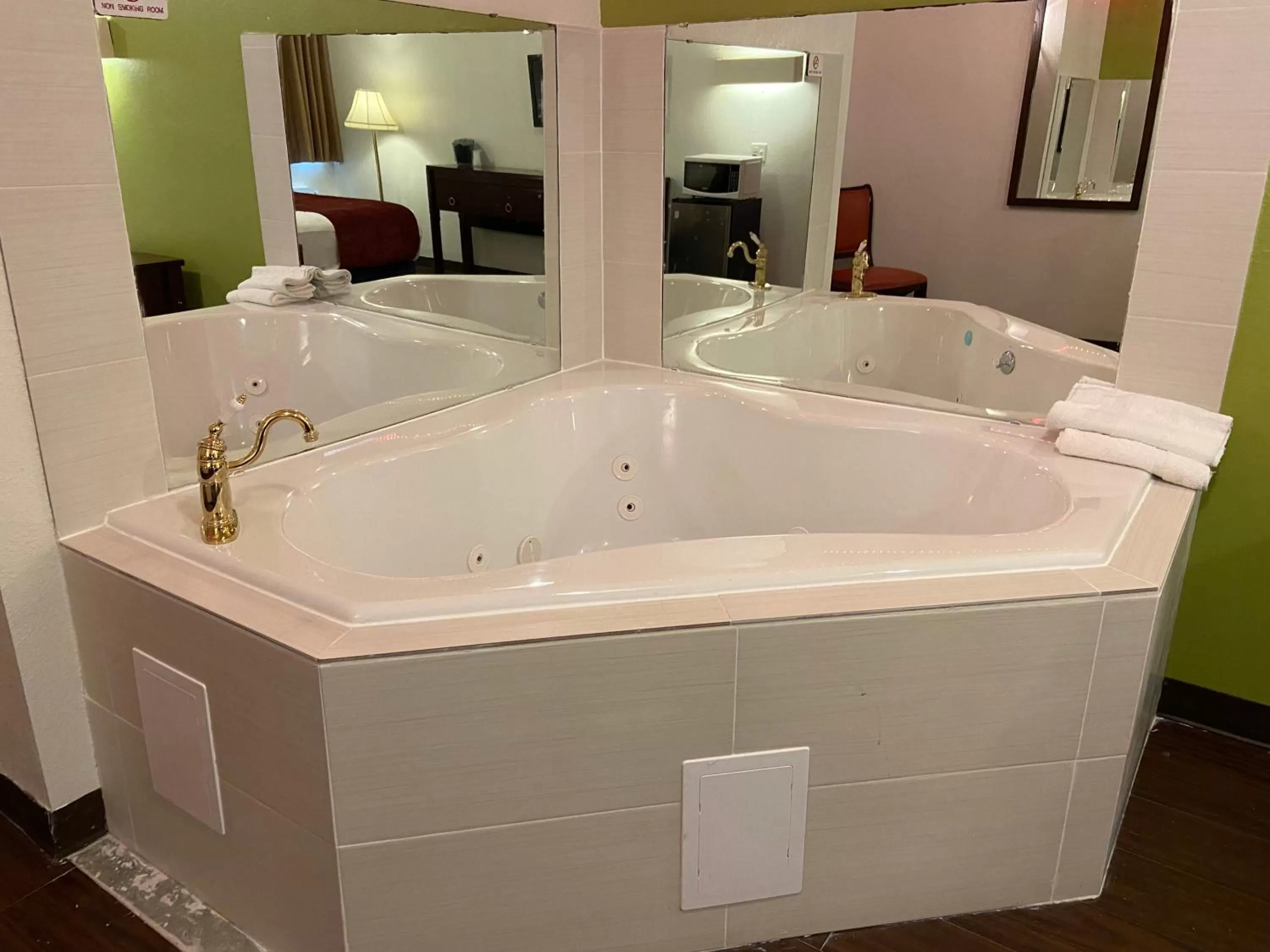 Hot Tub in Skylight Inn Willoughby - Cleveland Mentor