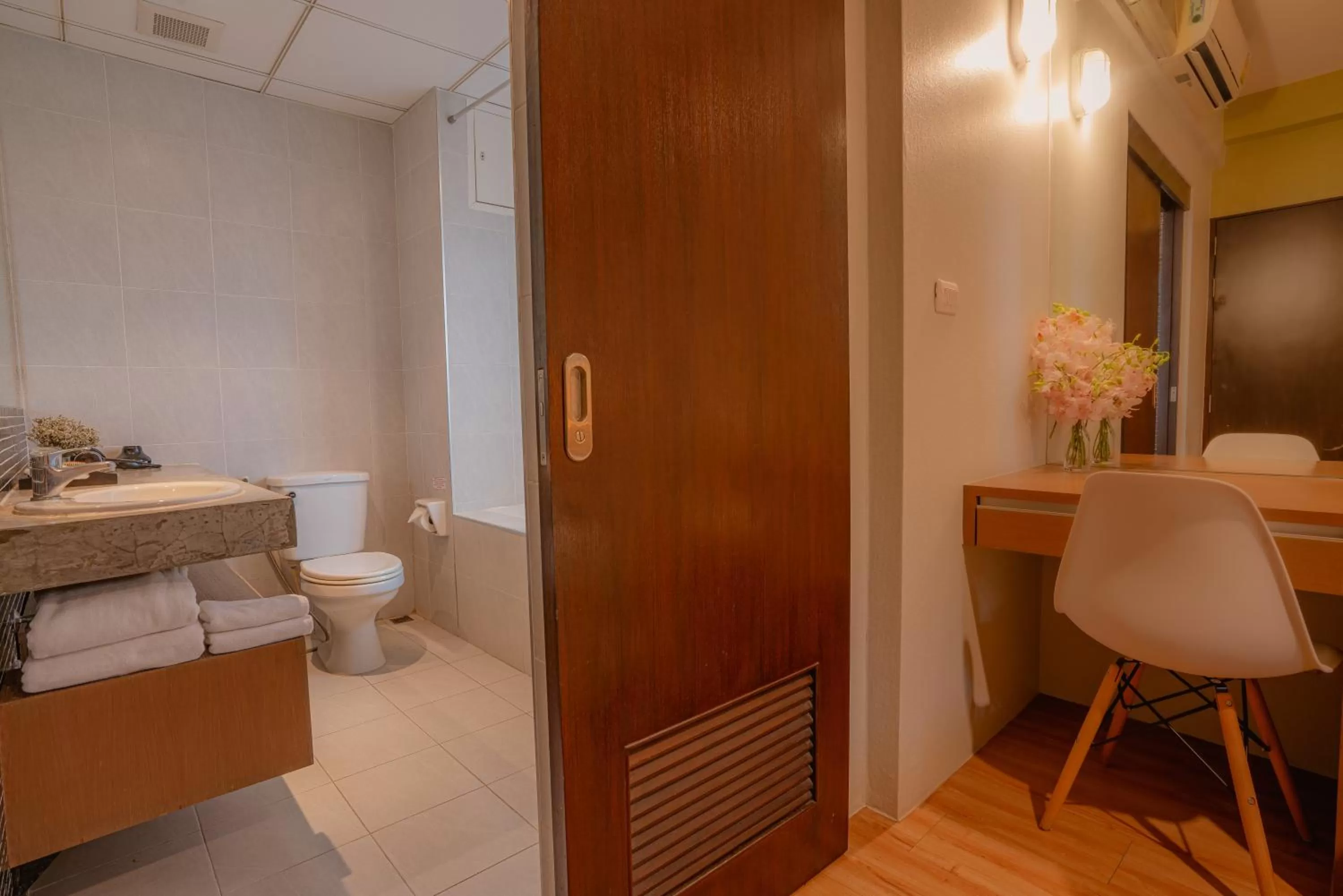 Bathroom in Peace Land Khaosan