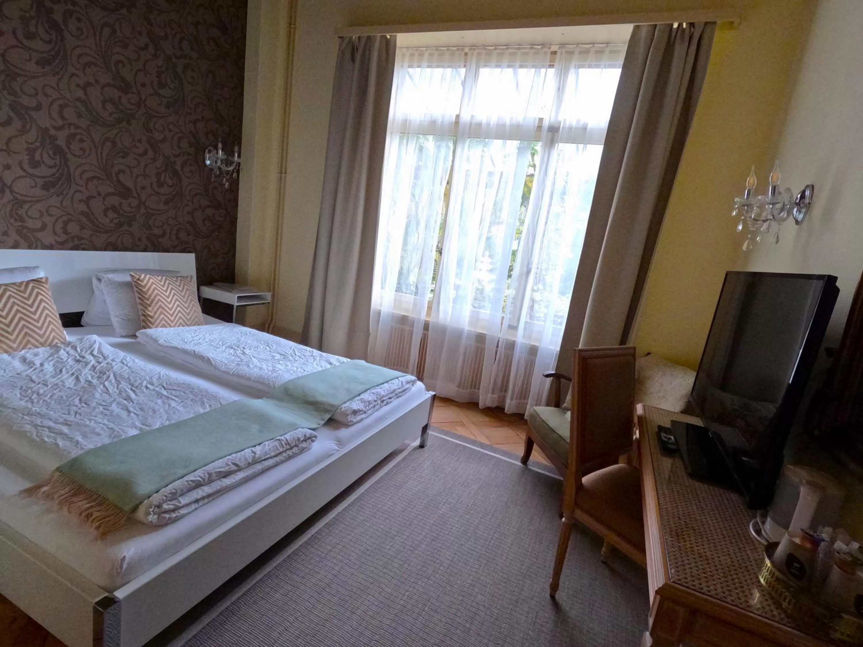 Bed in Alpenrose Hotel and Gardens