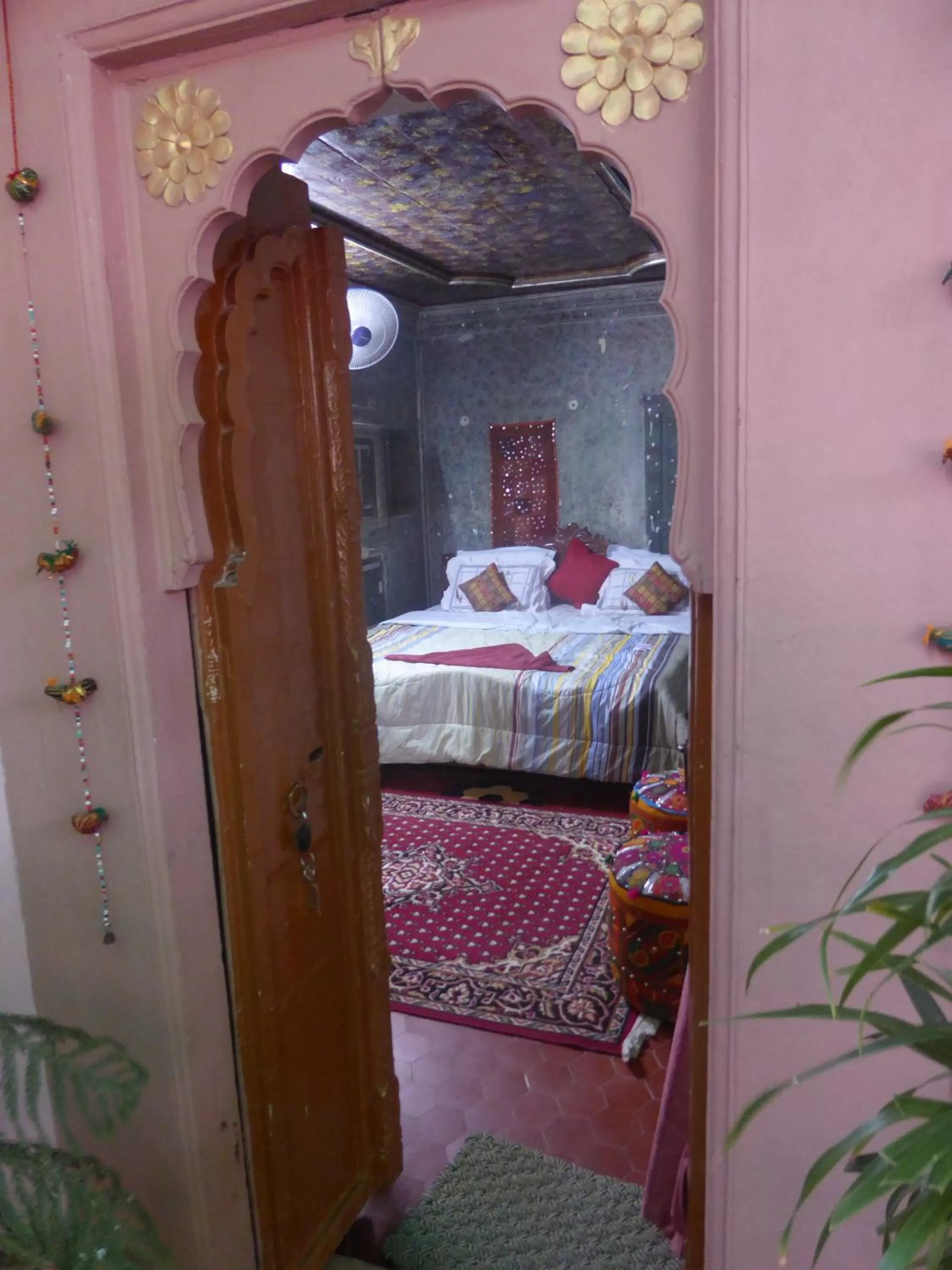 Bed in Tanisha Heritage Haweli