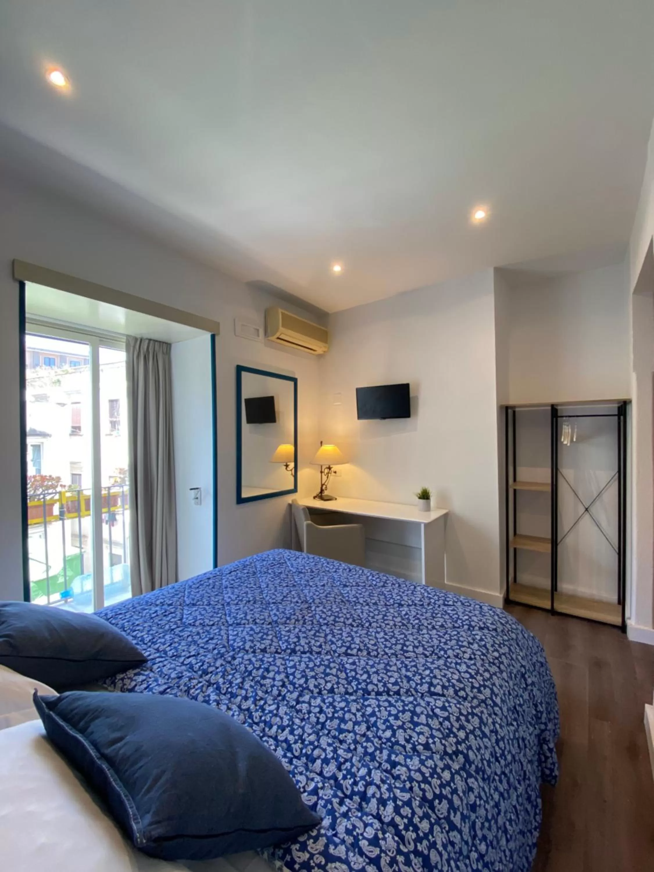 Photo of the whole room, Bed in Hotel Europeo Napoli