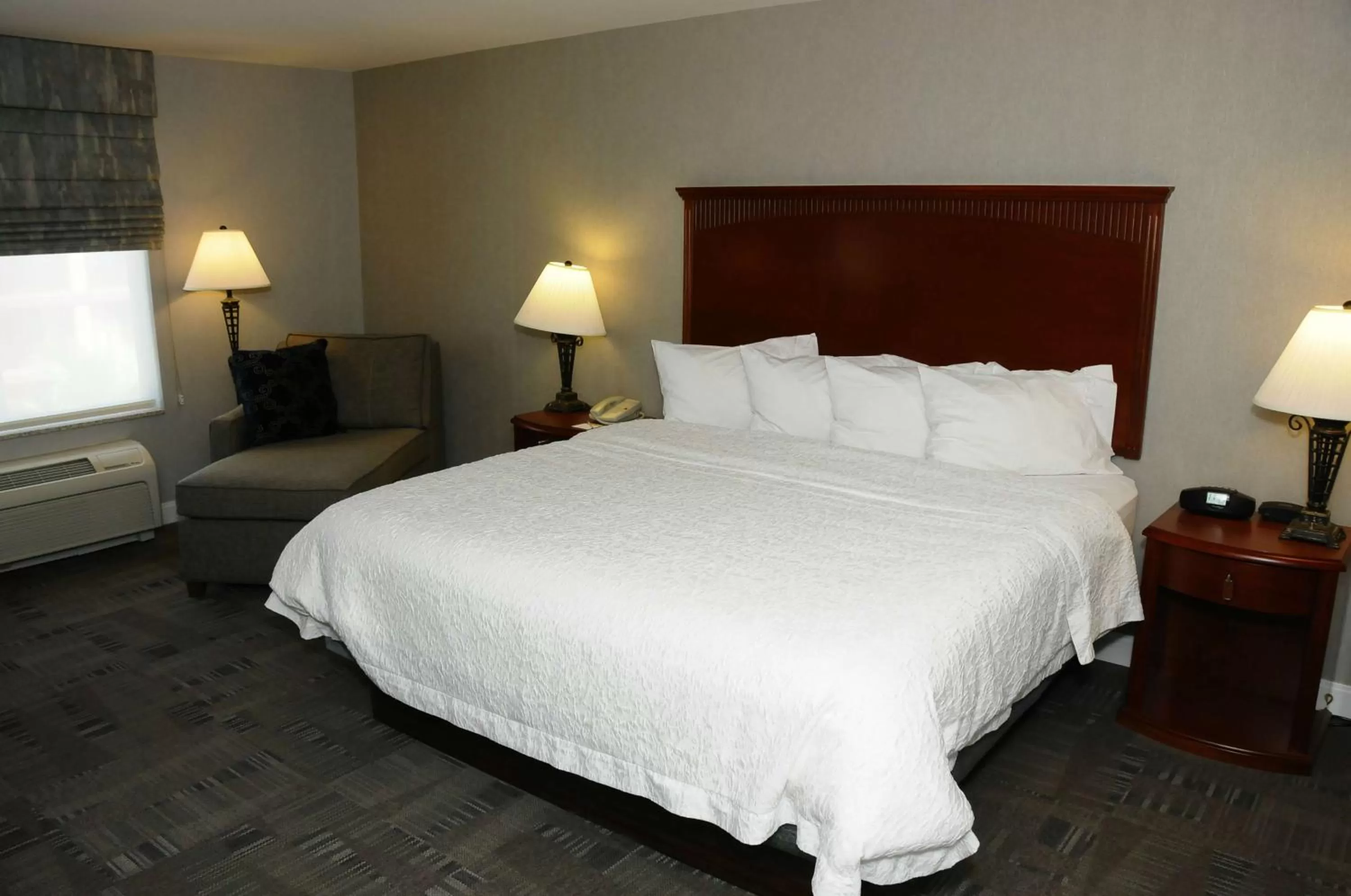 Living room, Bed in Hampton Inn & Suites Redding