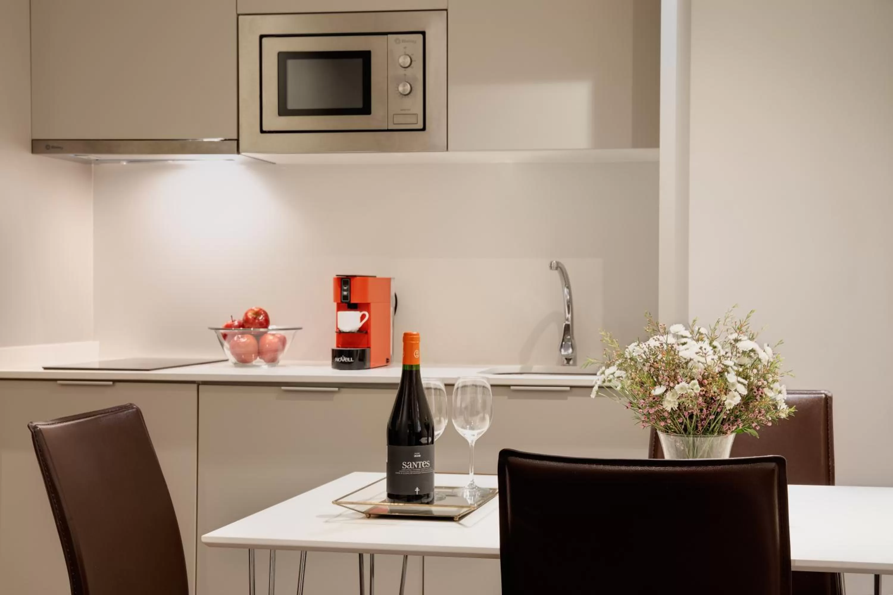 Dining area in Duquesa Suites Landmark Hotel by Grup Duquessa