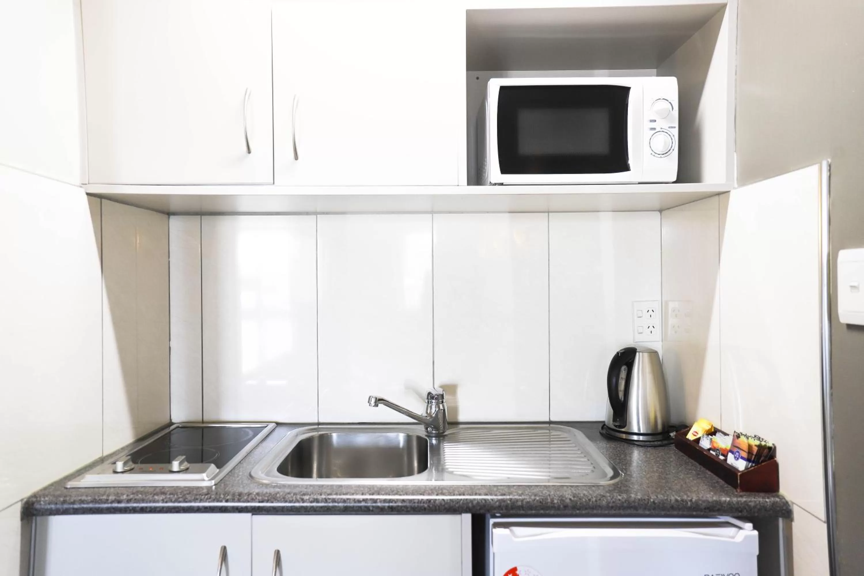 Coffee/tea facilities in Airport Manor Inn