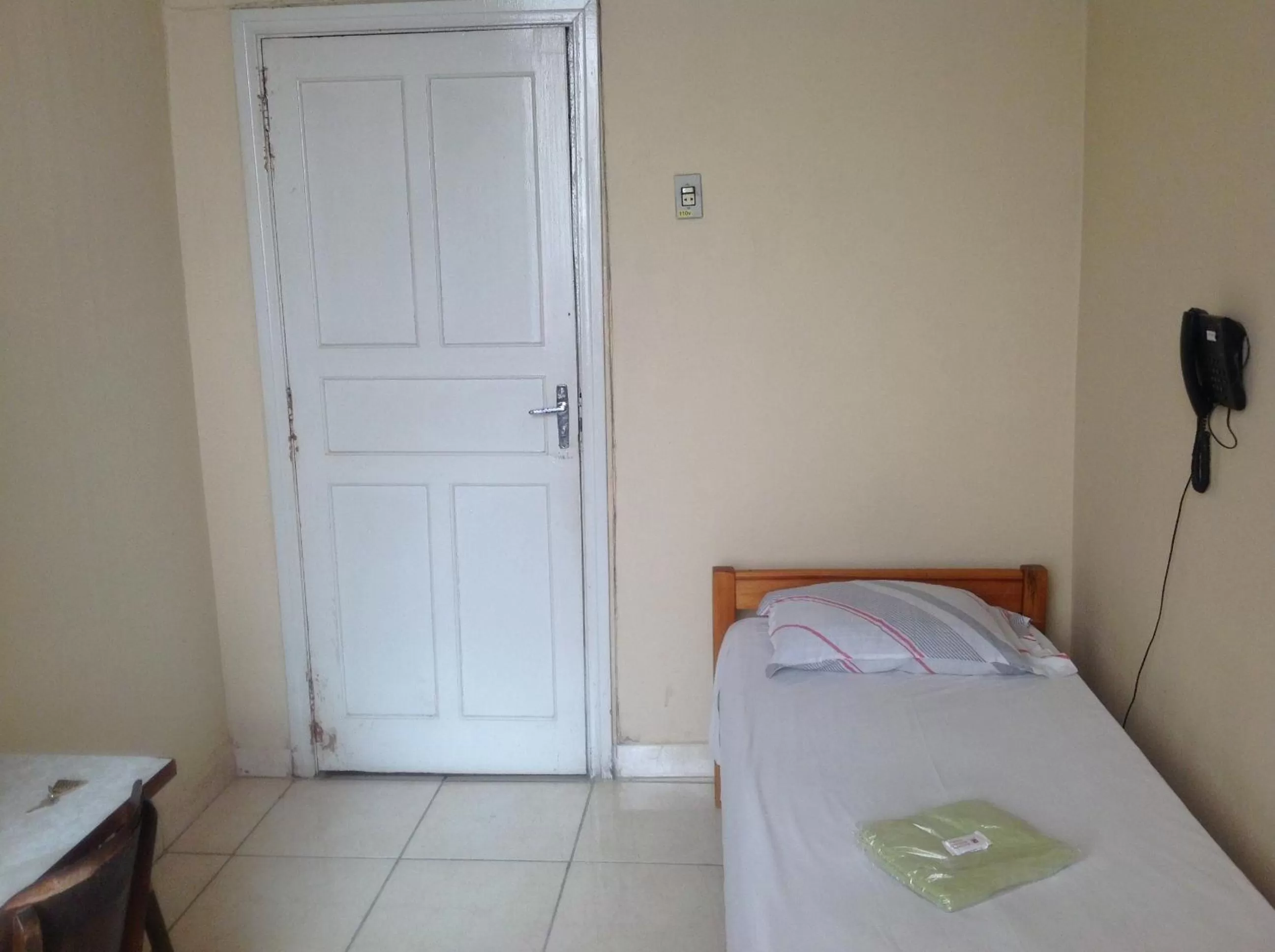 Photo of the whole room, Bed in Hotel Chaves - Quartos Individuais