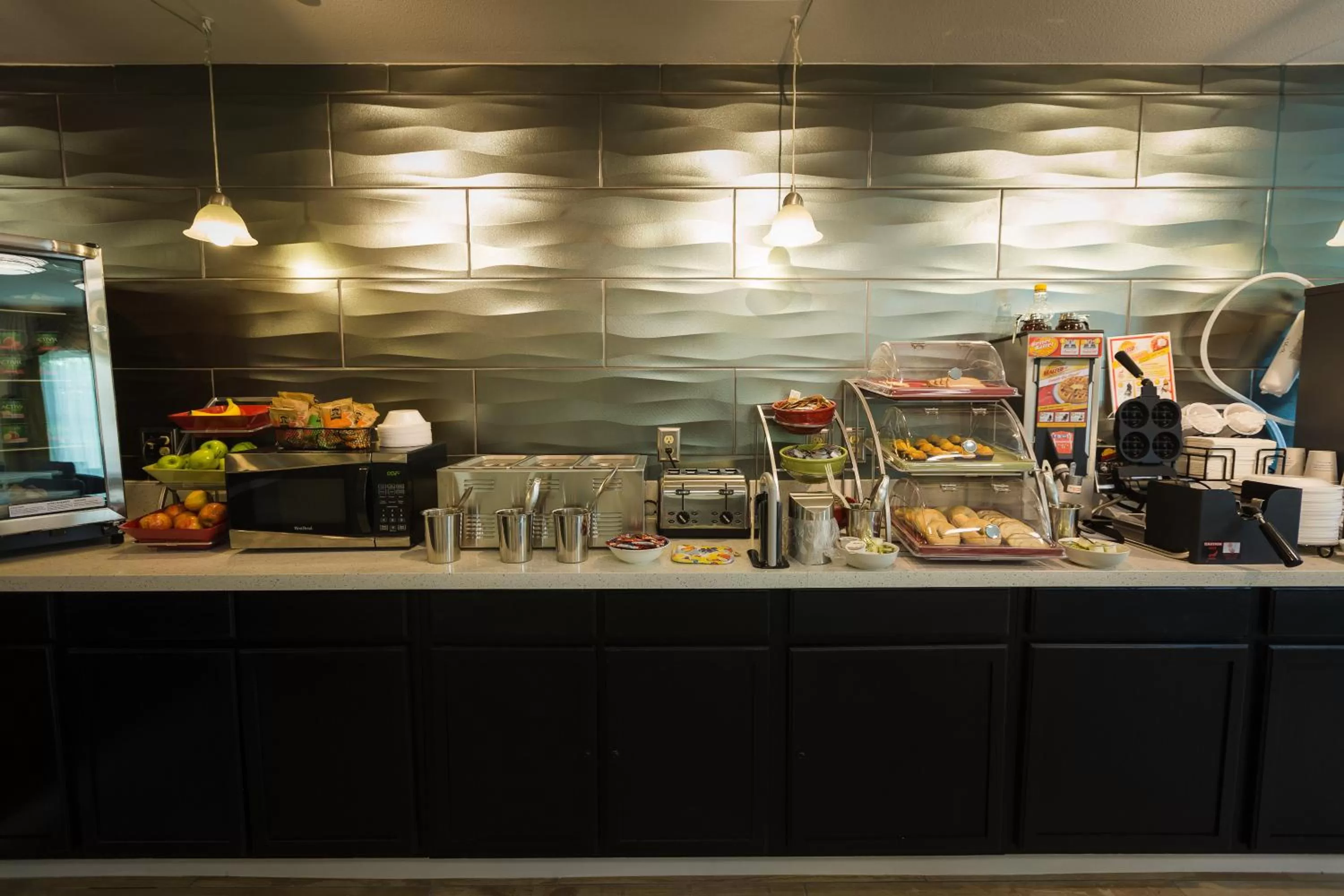 Restaurant/places to eat in Hawthorn Extended Stay by Wyndham Saint Robert