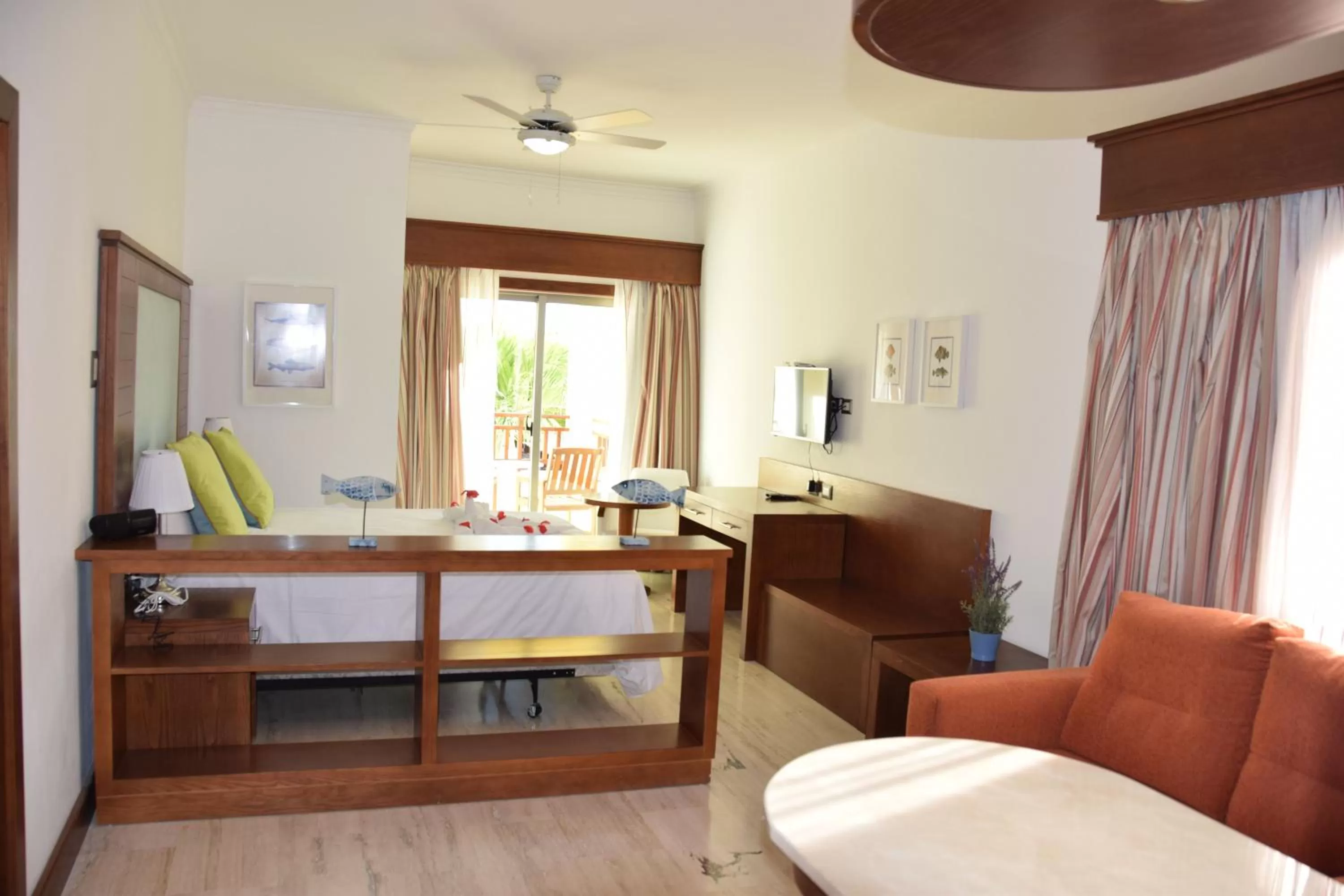 Bed, Seating Area in Sunset Boutique Hotel All Suites