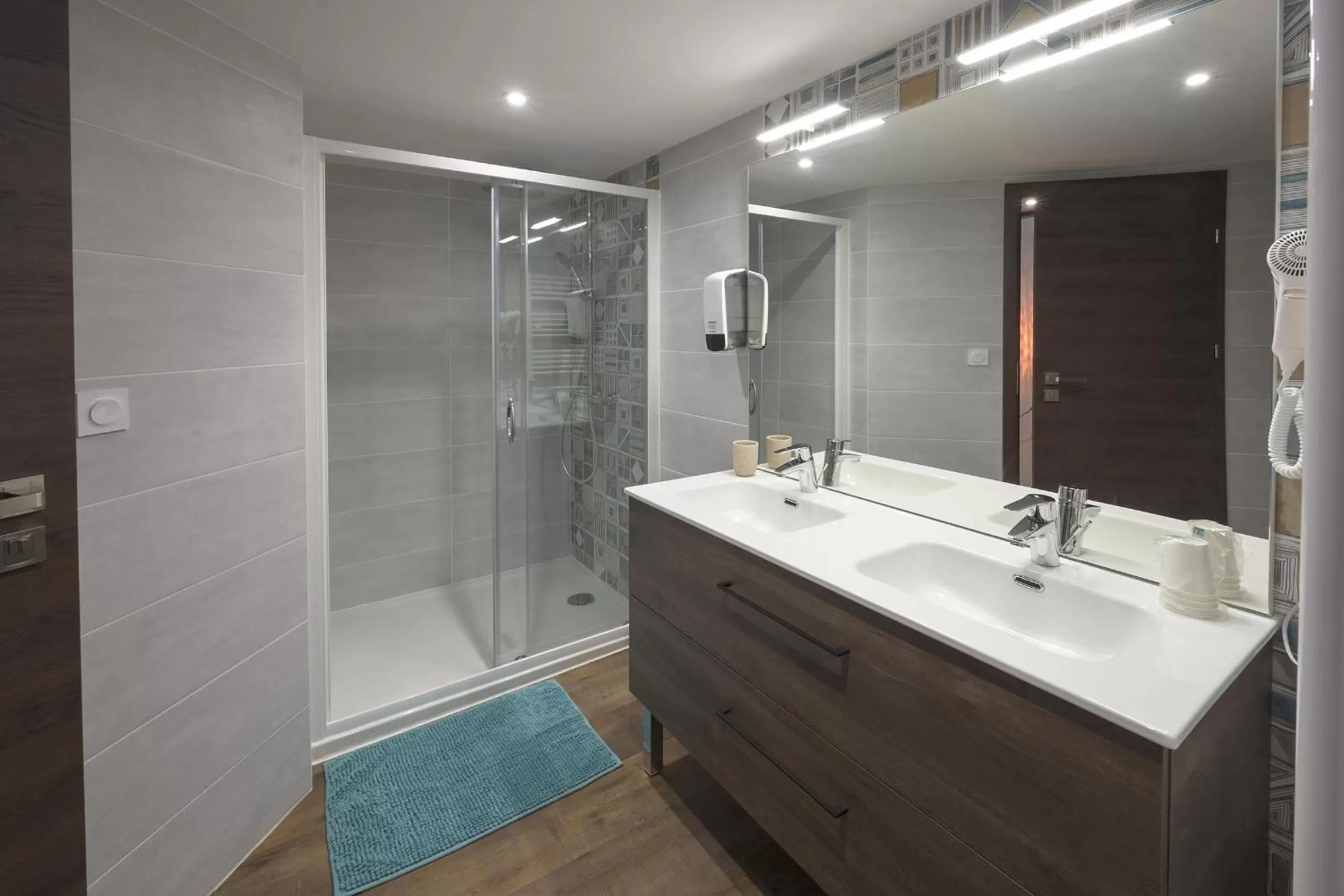 Shower in Hotel De La Croisée