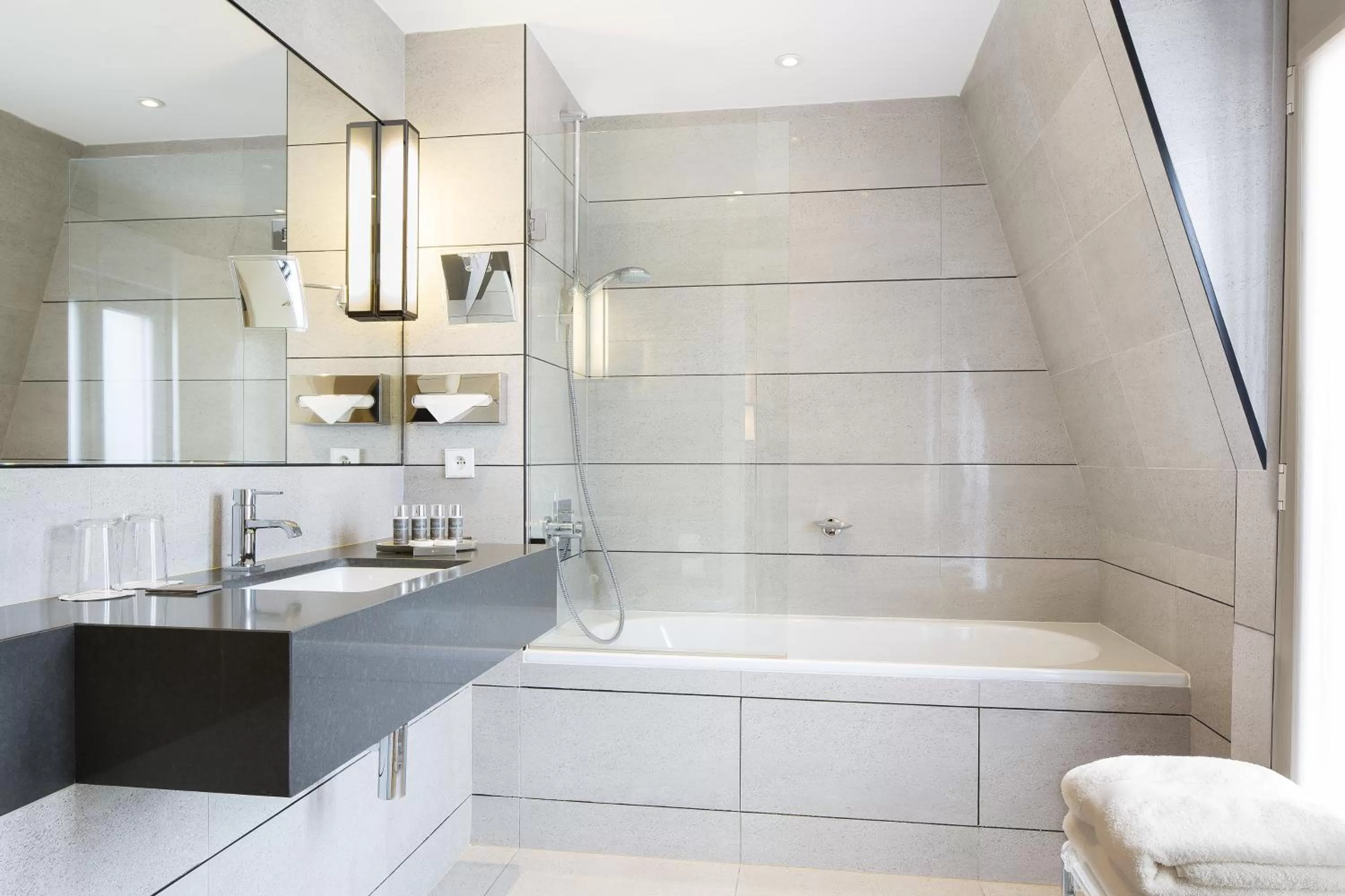 Bathroom in Balmoral Champs Elysées