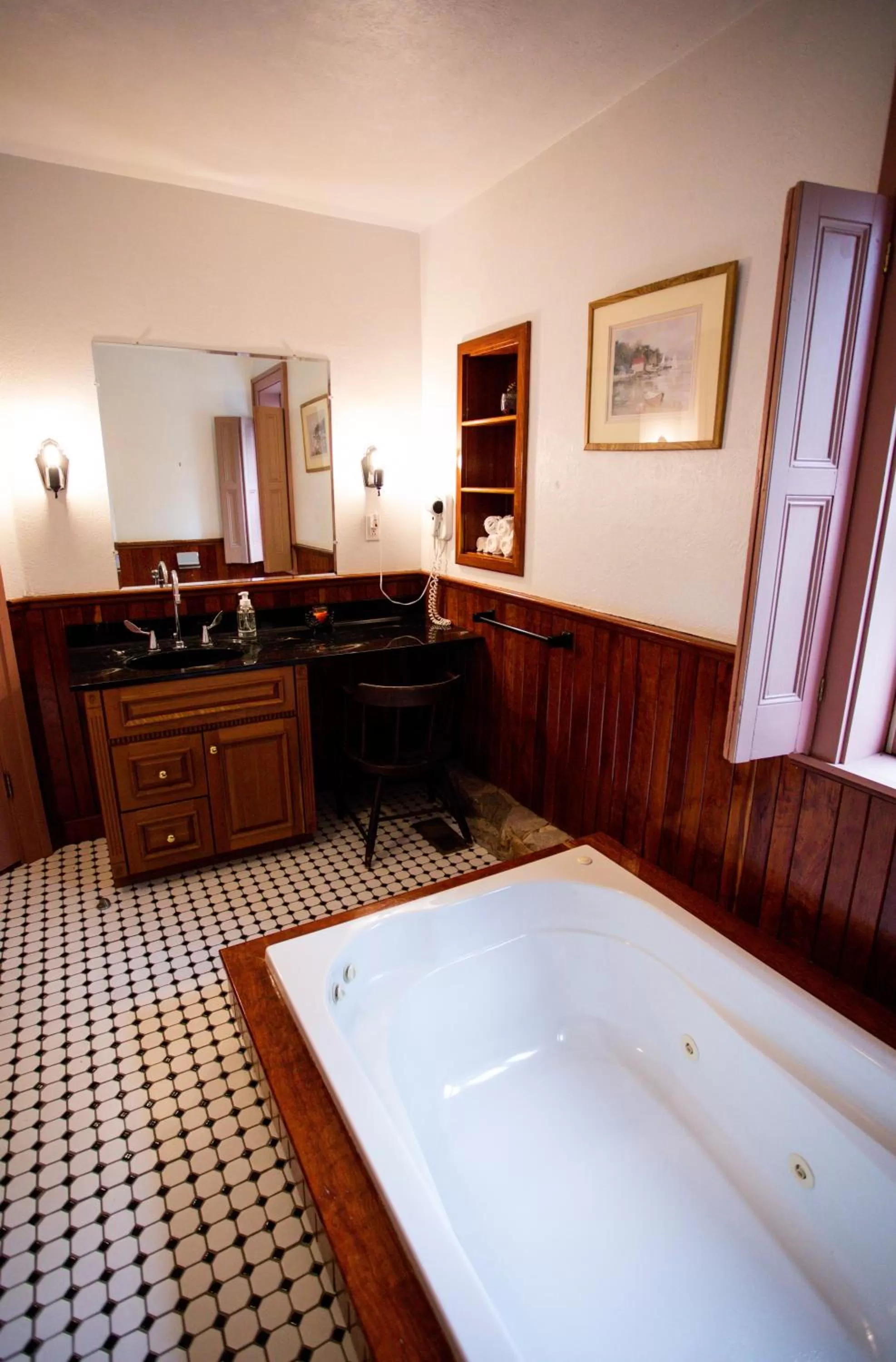Bathroom, Kitchen/Kitchenette in Baneberry Meadows B&B