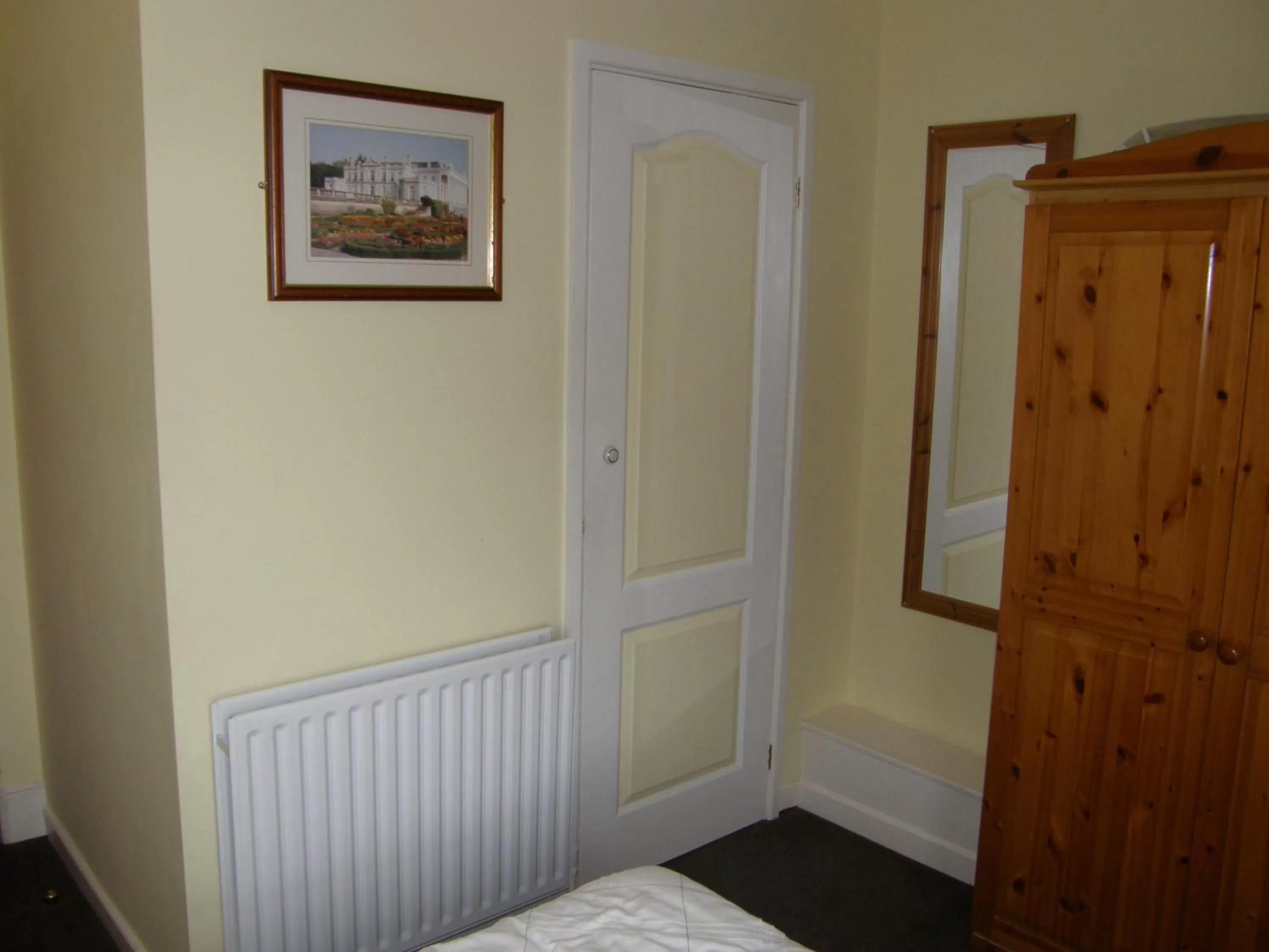 Bedroom in Kingswinford Guest House with Free Parking