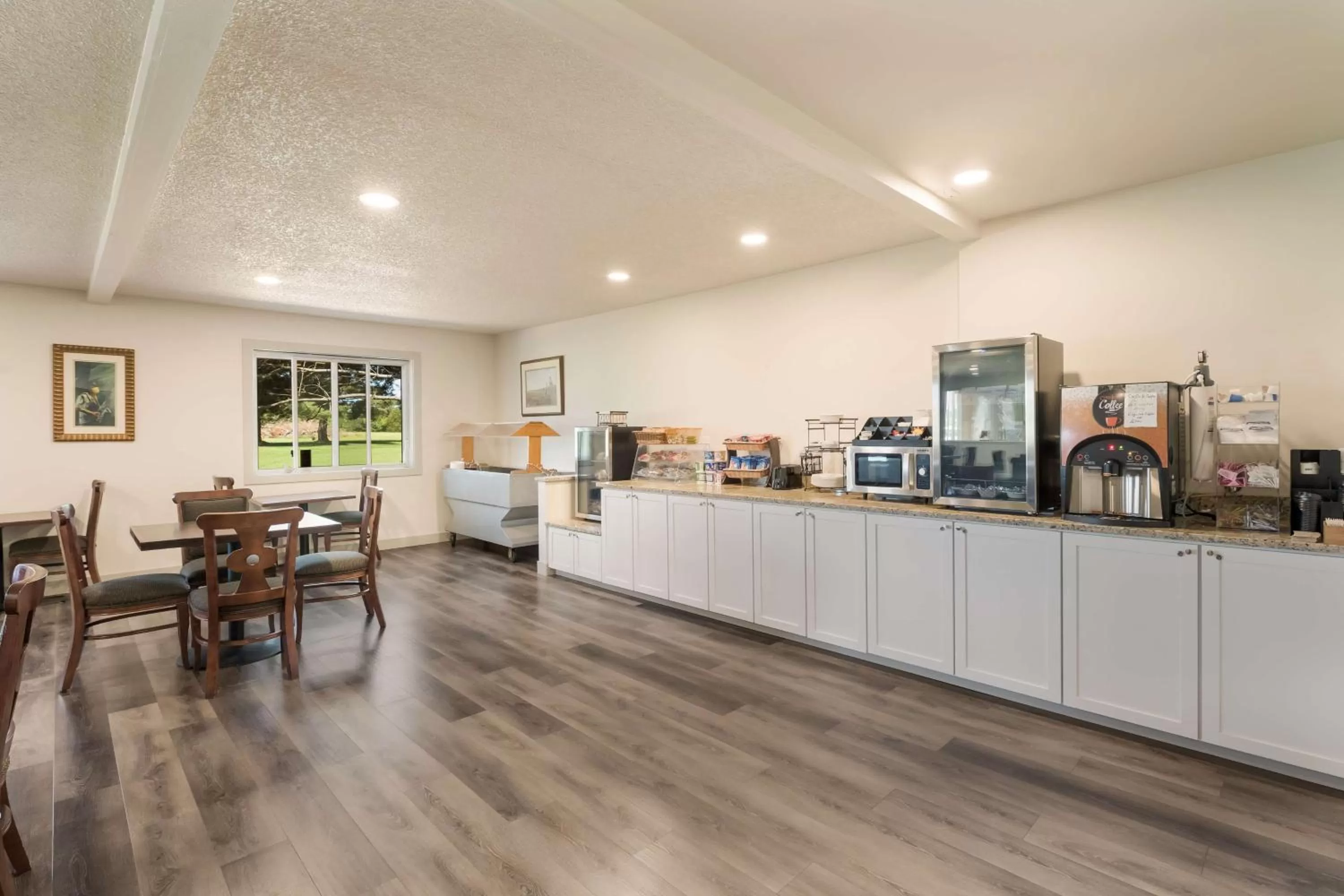 Restaurant/places to eat in SureStay Hotel by Best Western Thomson