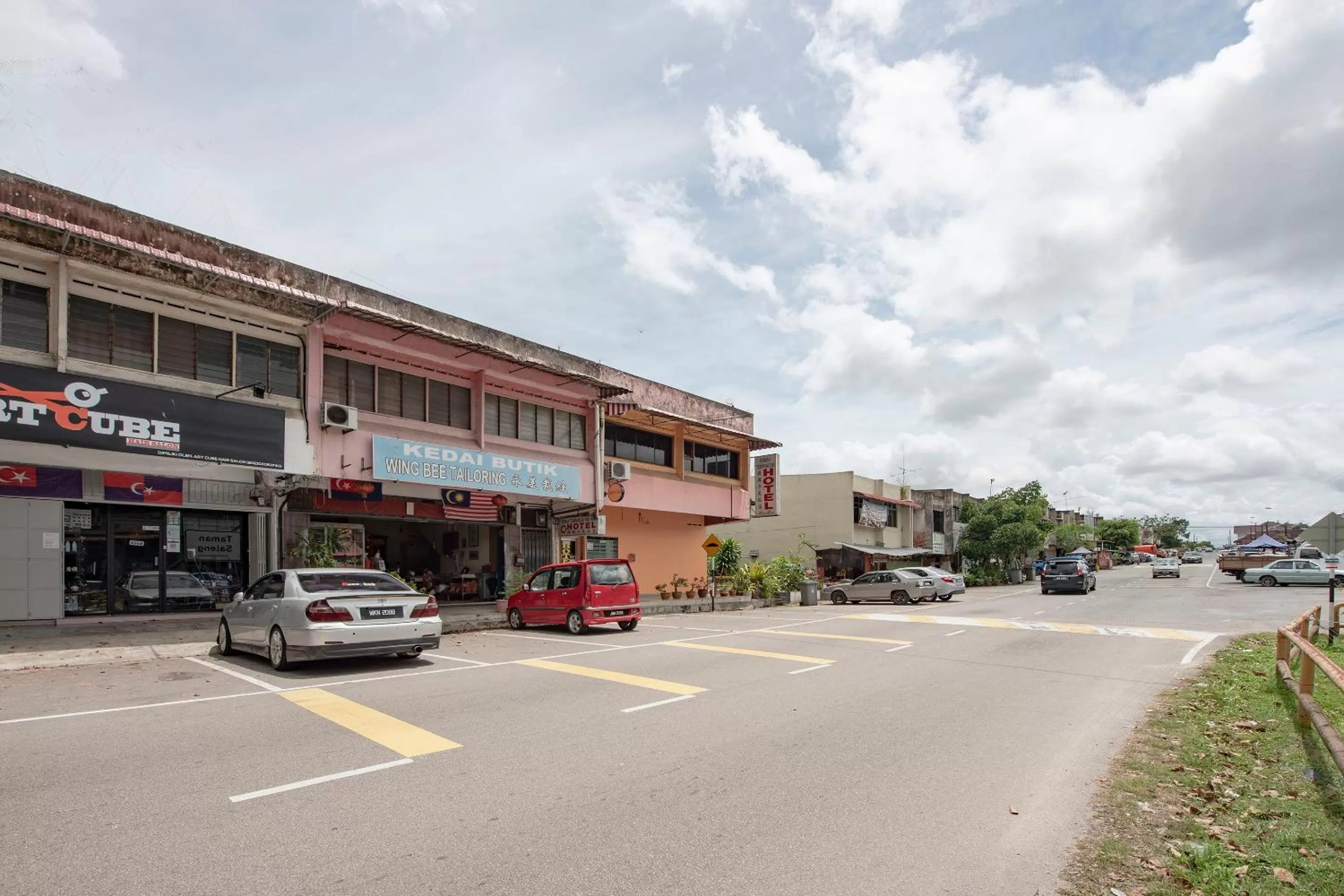 Property Building in SPOT ON 90305 Hen Hen Hotel