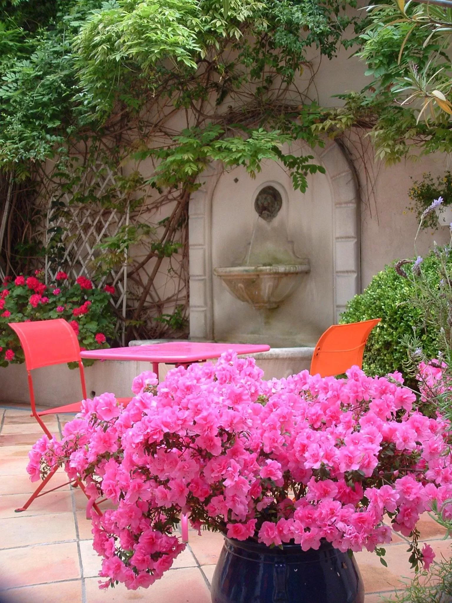 Patio in Hôtel de la Fontaine