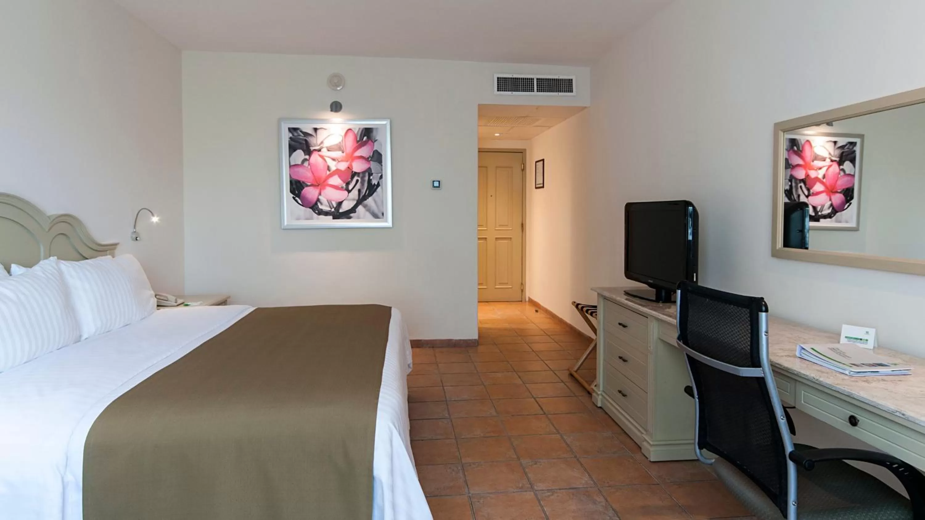 Photo of the whole room, Bed in Holiday Inn Ciudad Del Carmen by IHG