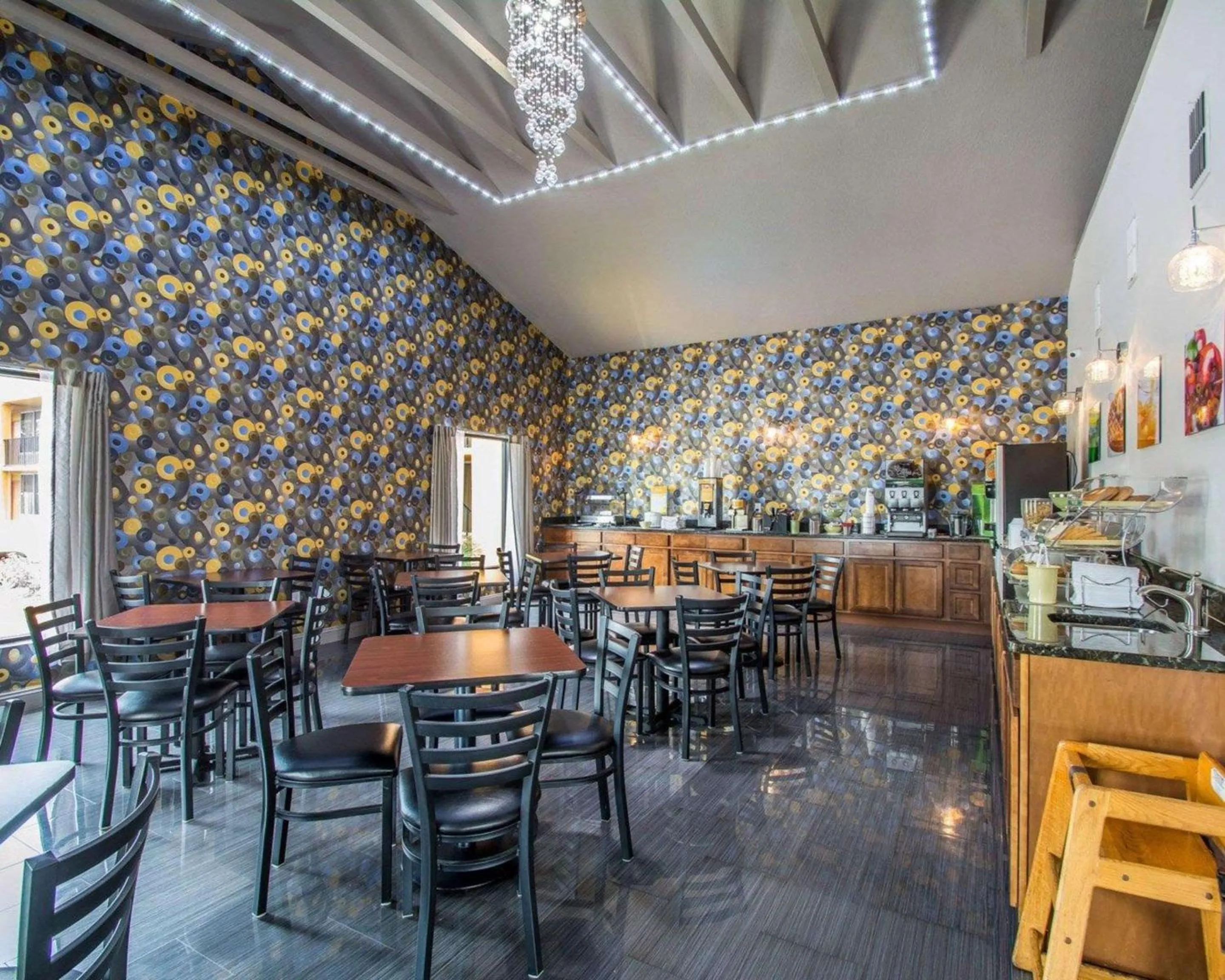 Restaurant/places to eat in Sunset Palm Hotel