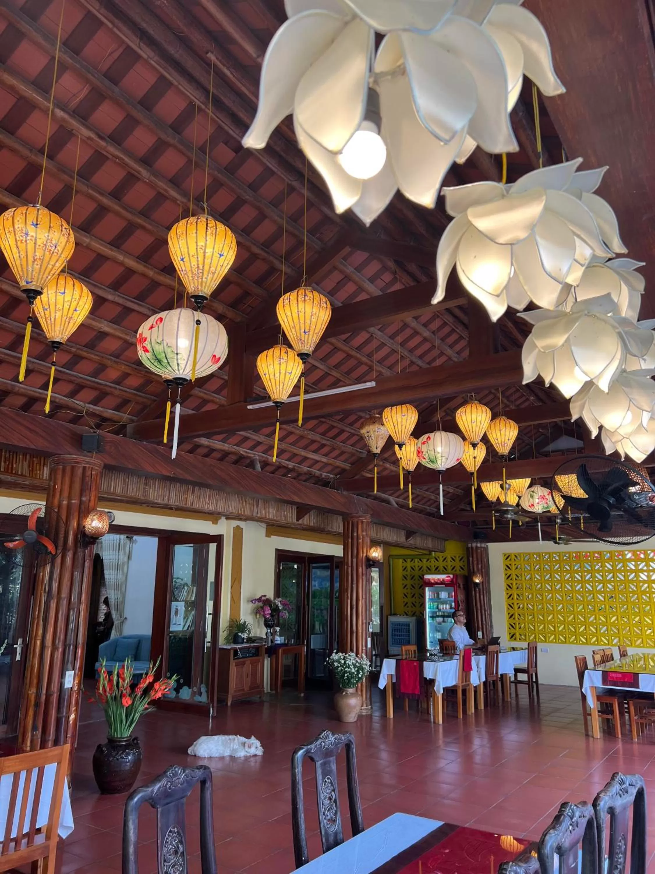 Restaurant/places to eat in Chez Loan Hotel