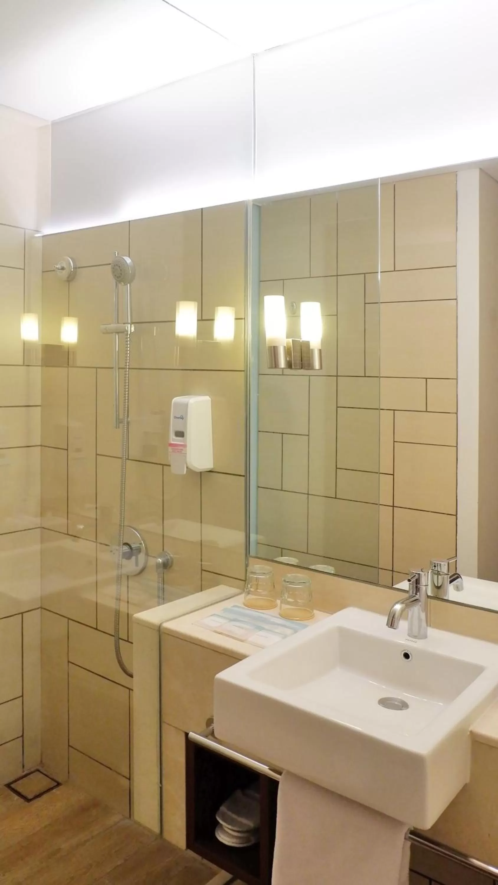 Bathroom in Holiday Inn Express Jakarta Pluit Citygate by IHG