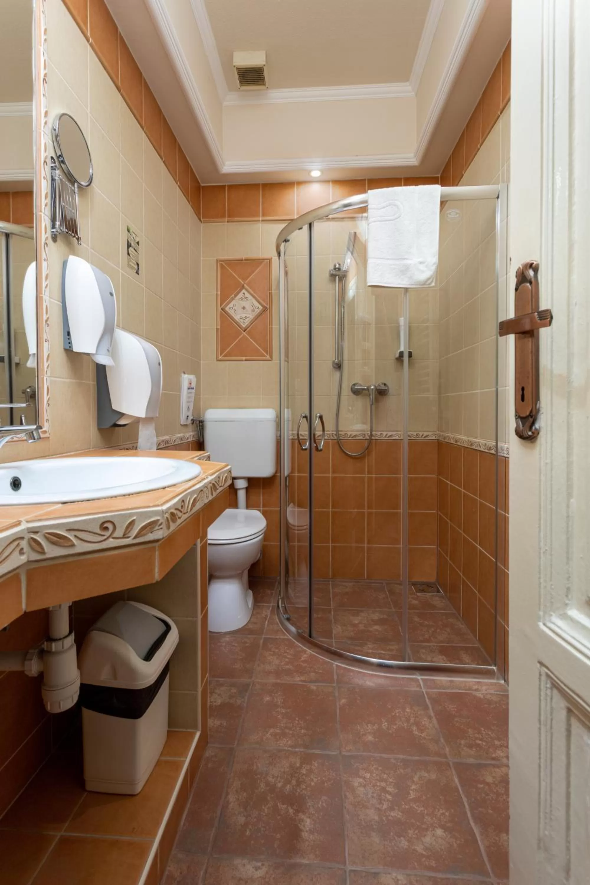 Bathroom in Illés Hotel