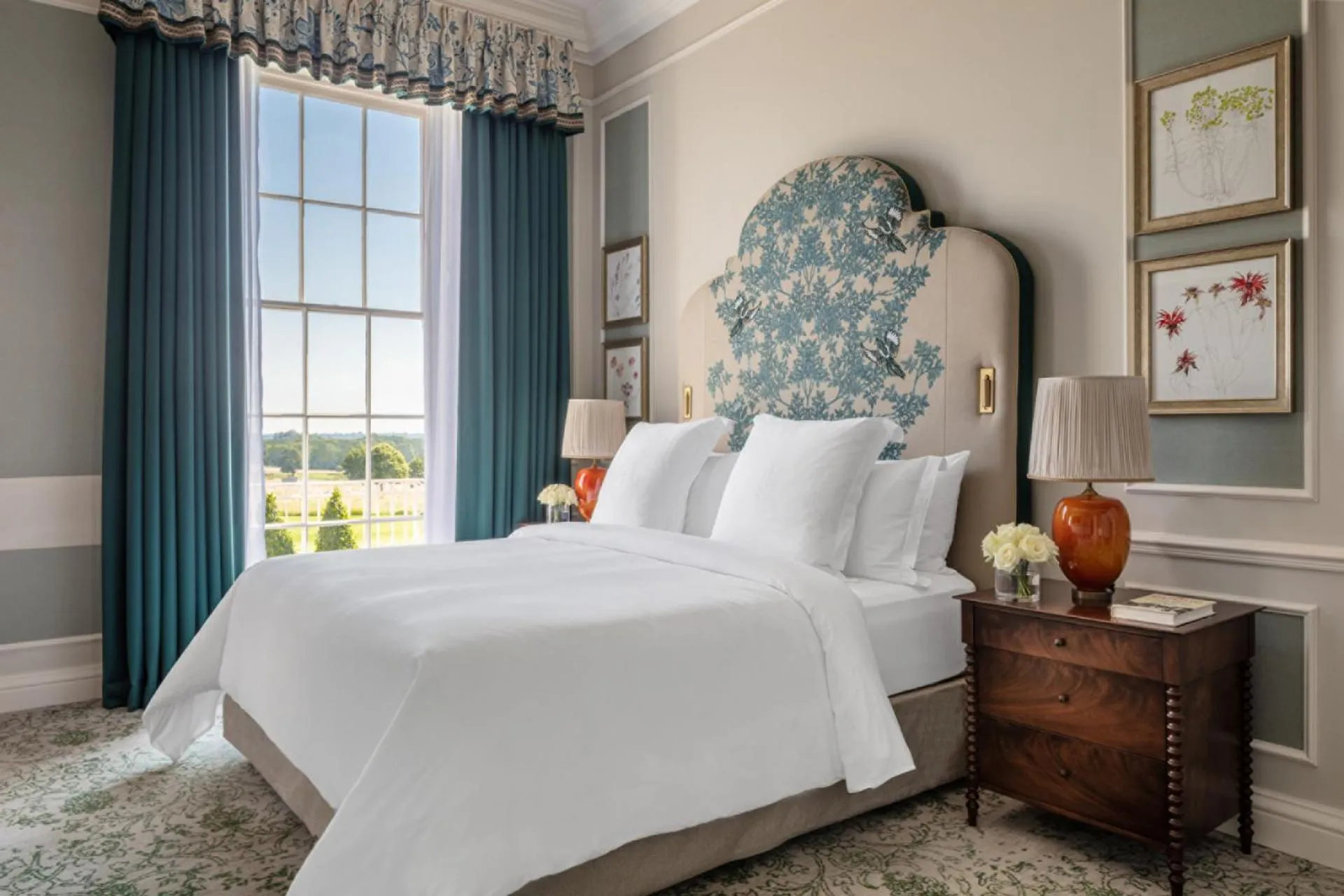 Bed in Four Seasons Hotel Hampshire