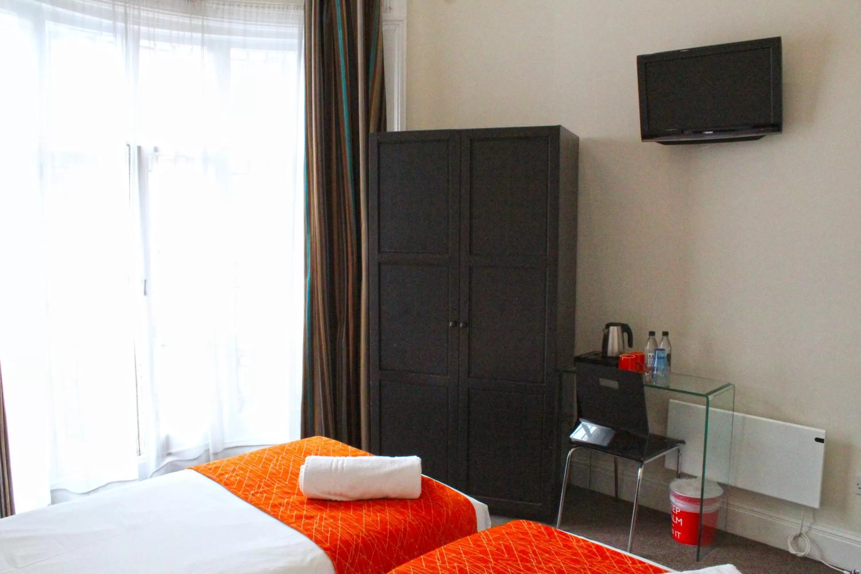 Twin Room in 25 Paddington Hotel