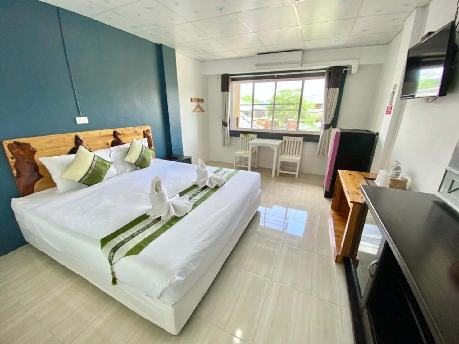 Bedroom, Bed in Diamond de pai