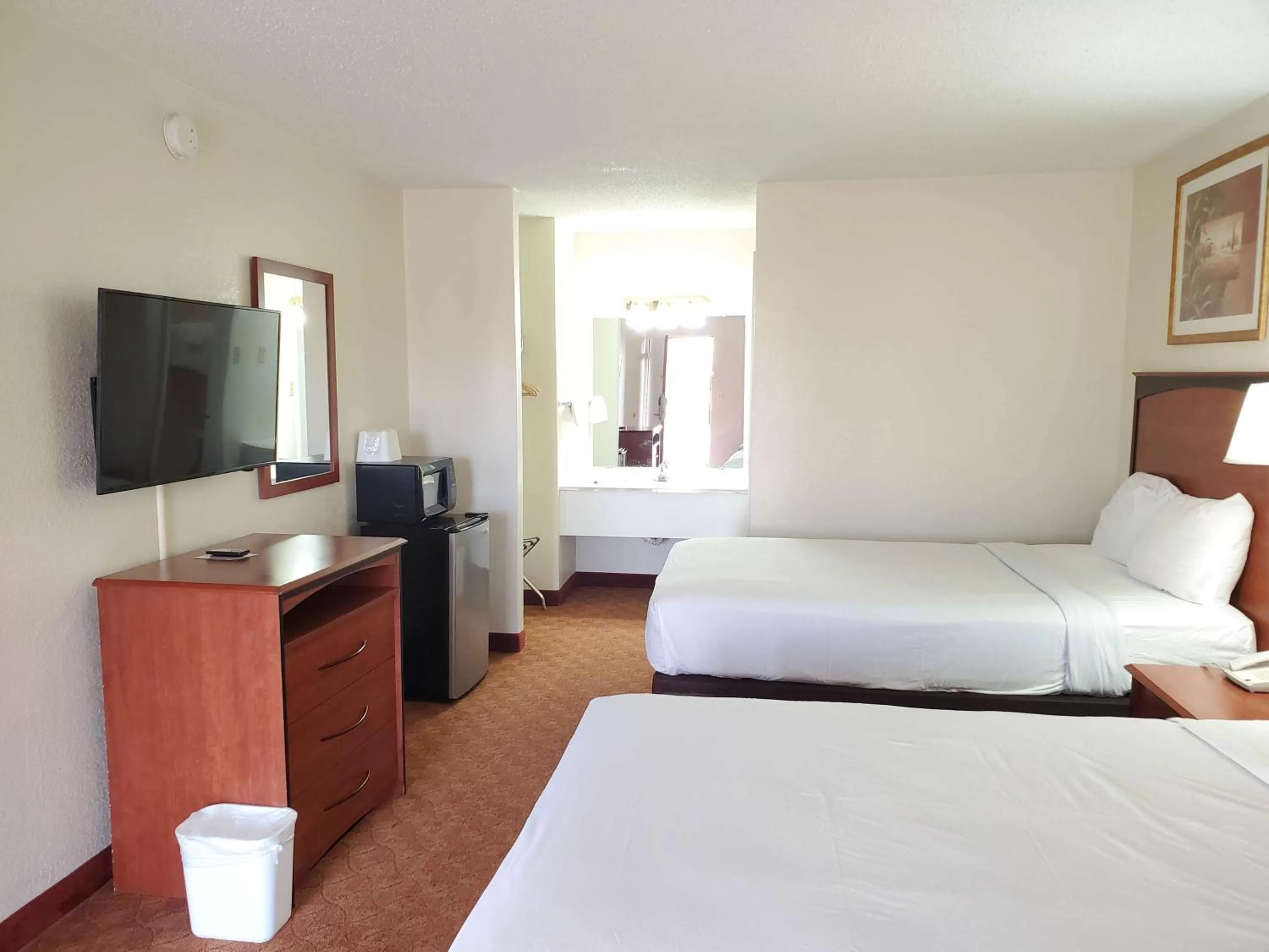 Photo of the whole room, Bed in Motel 6 Shamrock TX