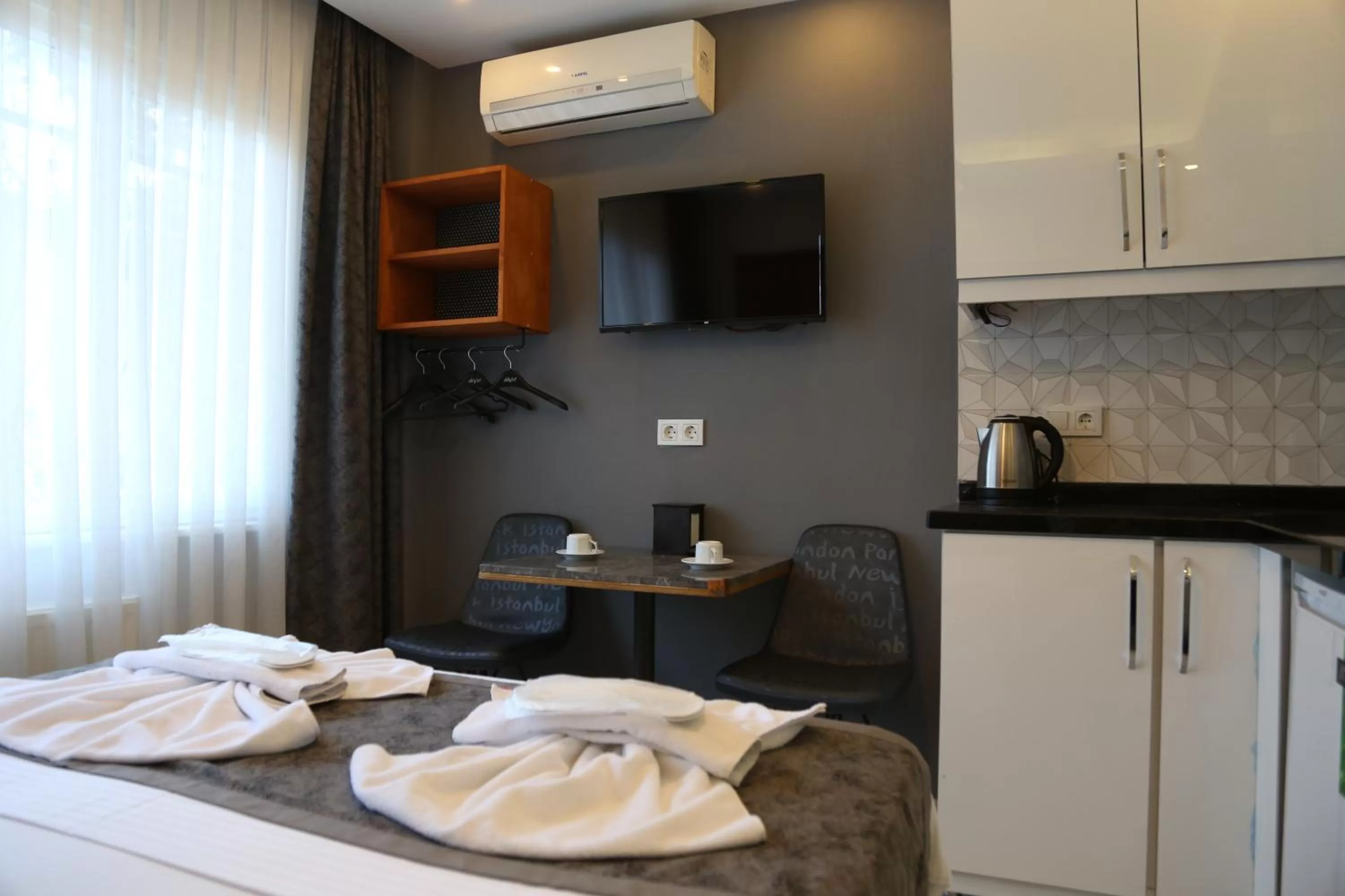 TV and multimedia, Bed in Arat Apartments