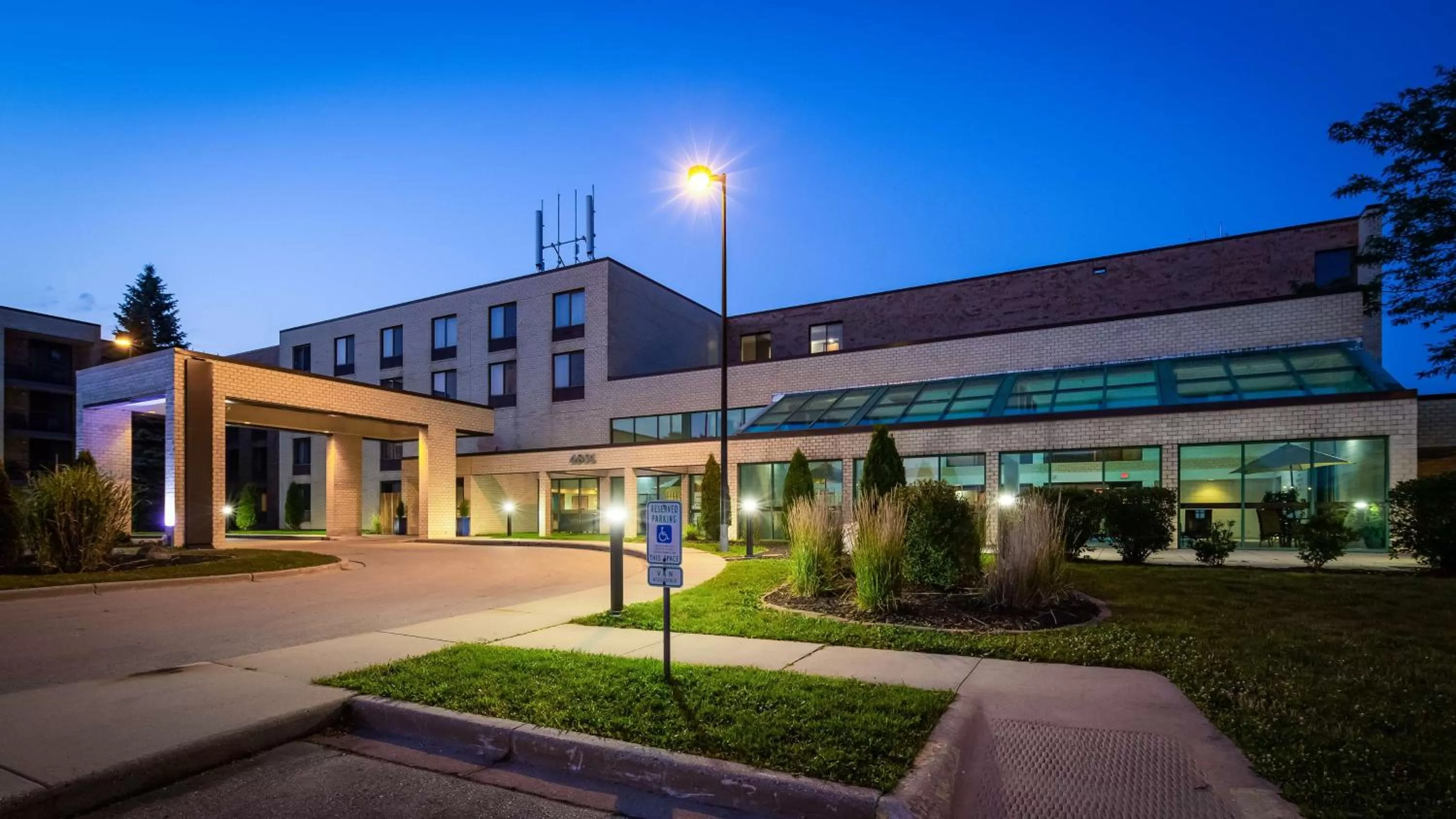 Property building in Best Western East Towne Suites