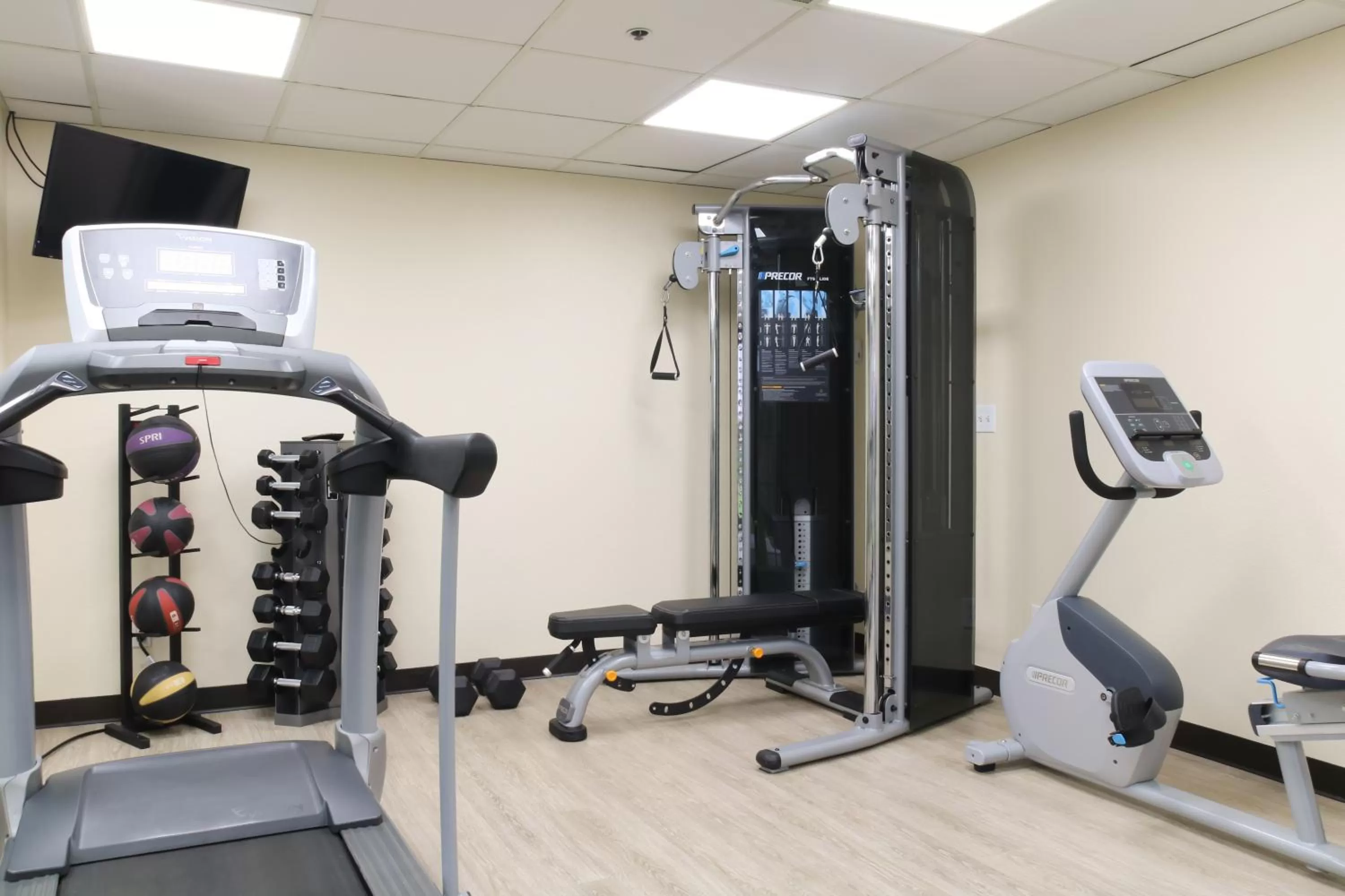 Fitness centre/facilities in Oxford Suites Pismo Beach