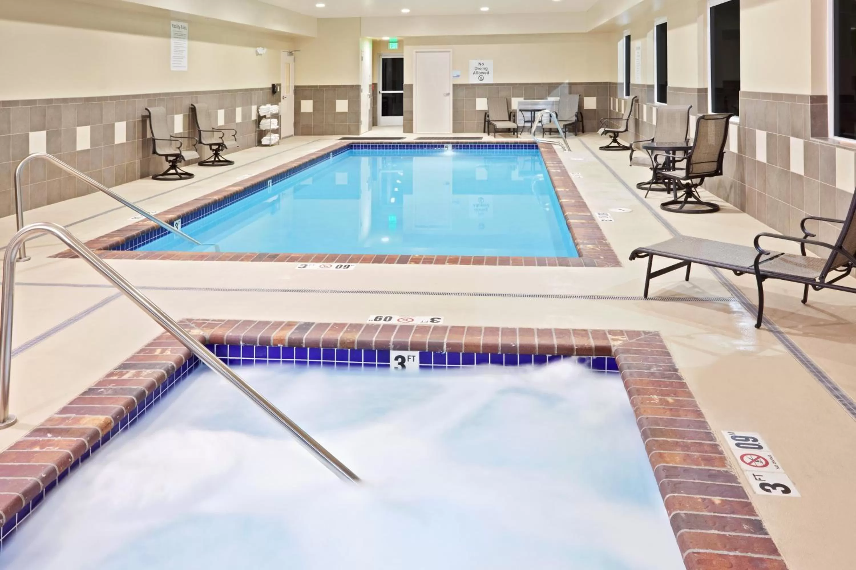 Swimming pool in Holiday Inn Express Hotel & Suites Chehalis - Centralia by IHG