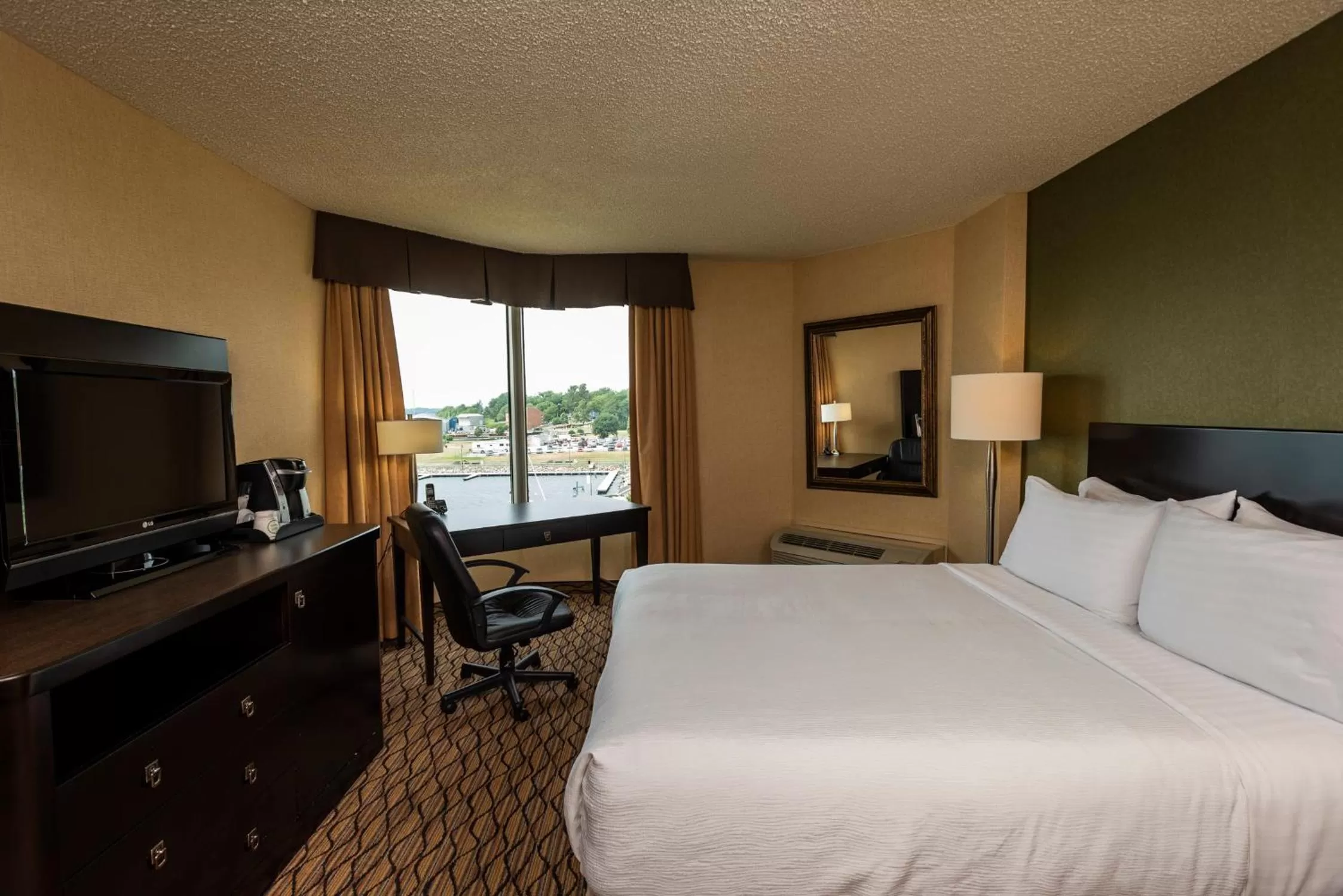 Photo of the whole room, Bed in Holiday Inn Sydney - Waterfront by IHG