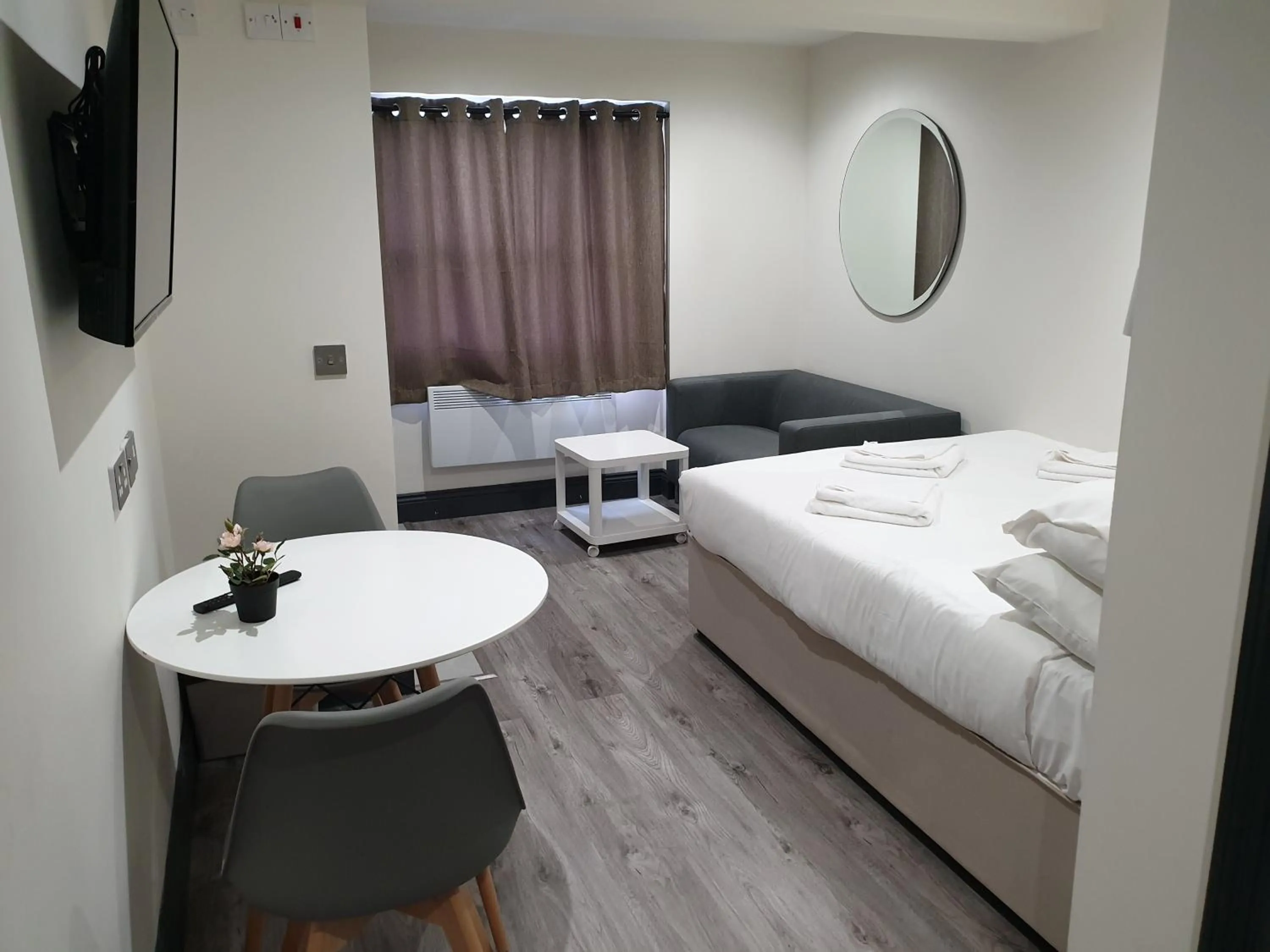 Photo of the whole room, Bed in Hyde Park Superior Apartments