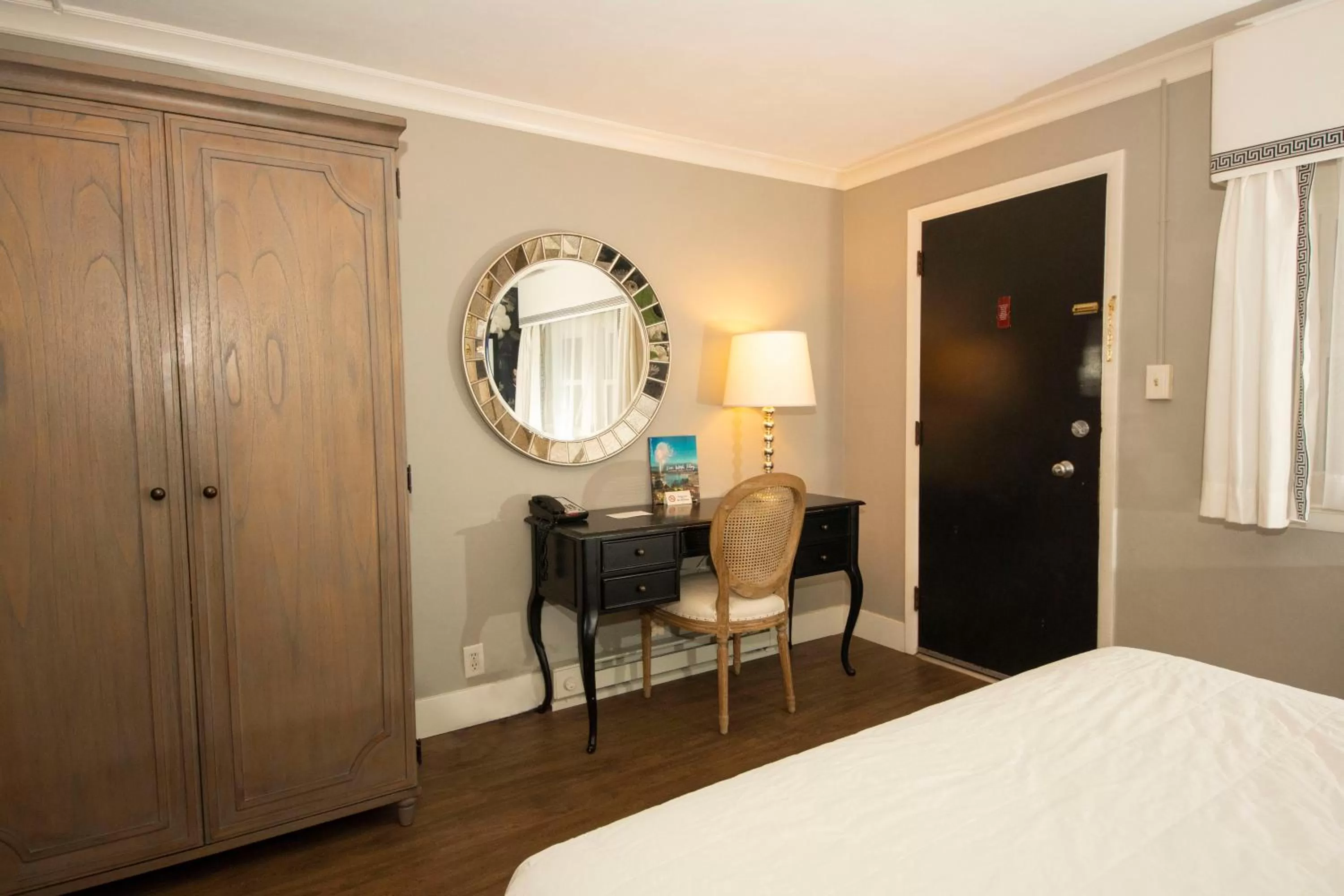 Bed in Simmons Motel and Suites