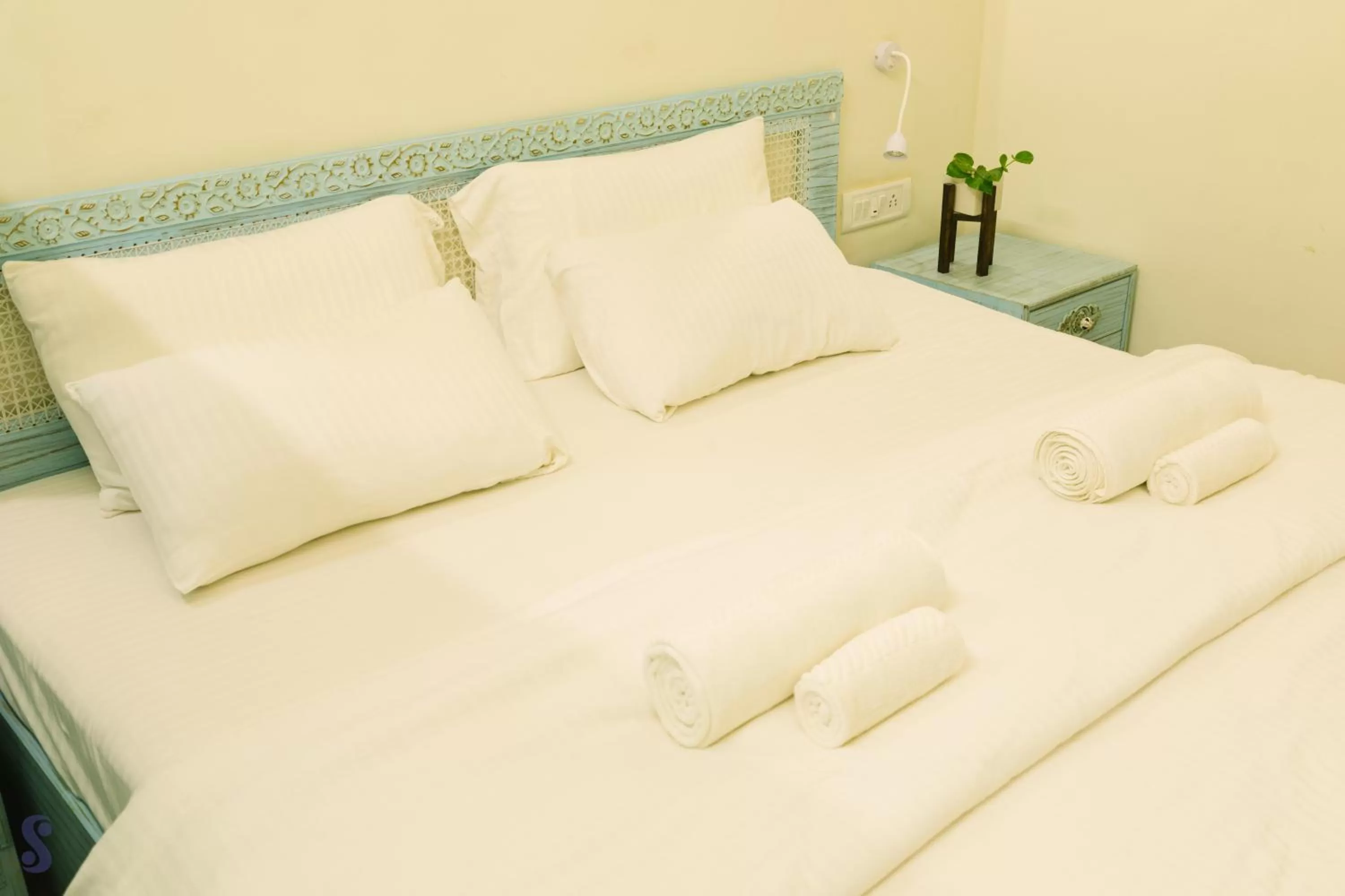 Bed in Safarnama Varanasi