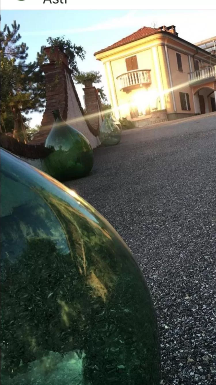 Decorative detail in Rossella alla Villarella dei Tulipani