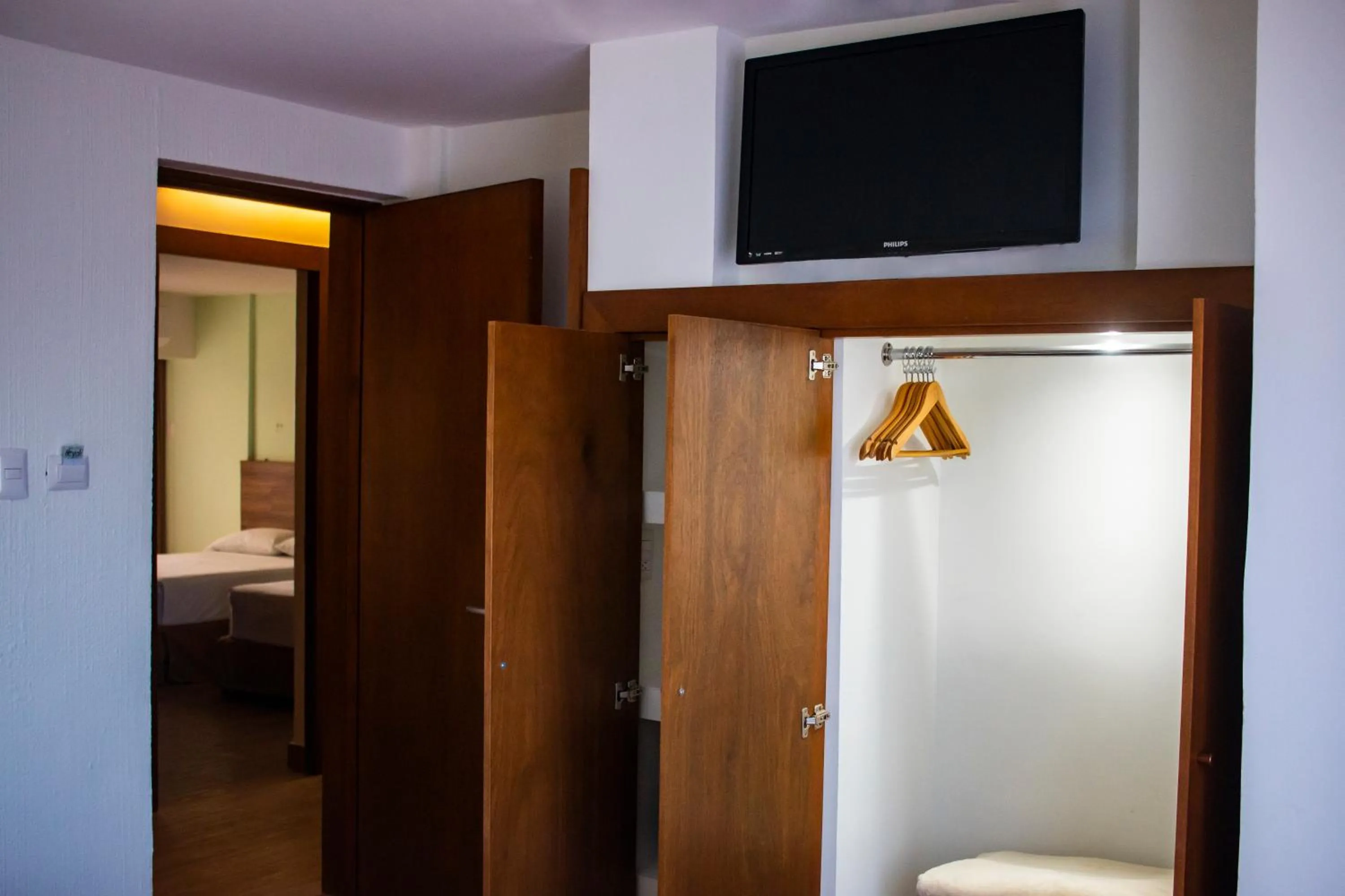 wardrobe, Bed in Hotel del Paseo Campeche