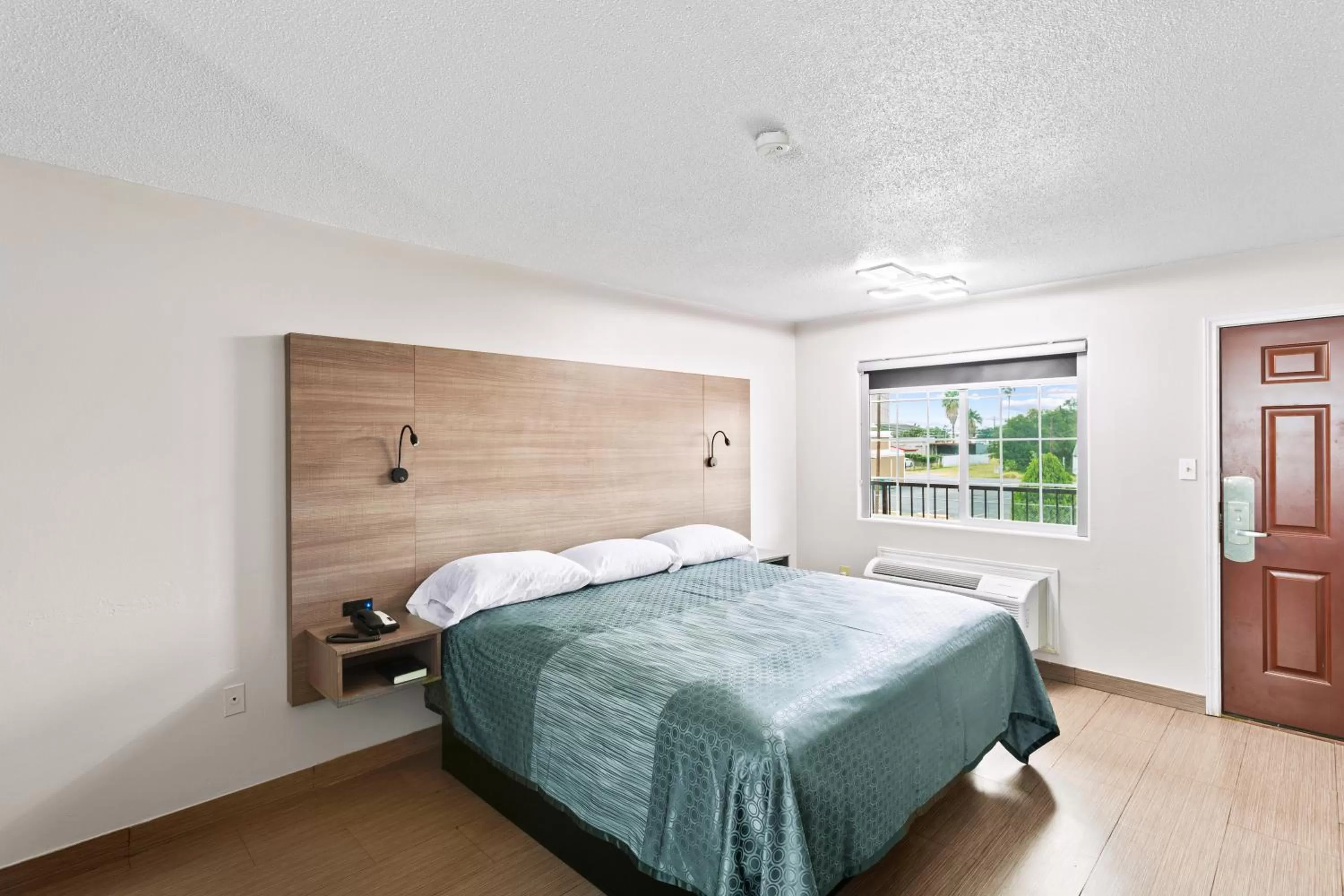 Bedroom, Bed in Siesta Inn McAllen