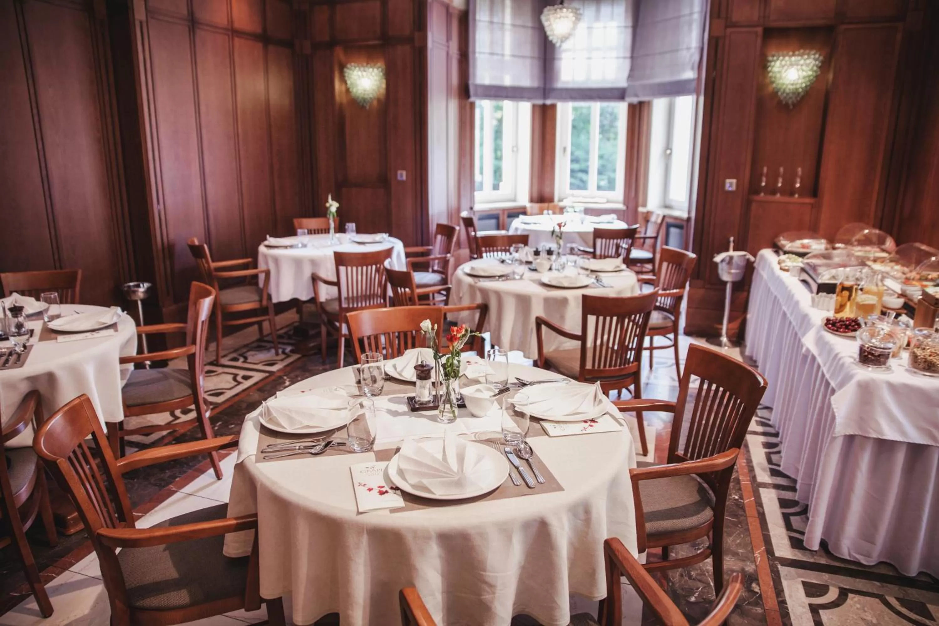 Restaurant/Places to Eat in Grape Hotel