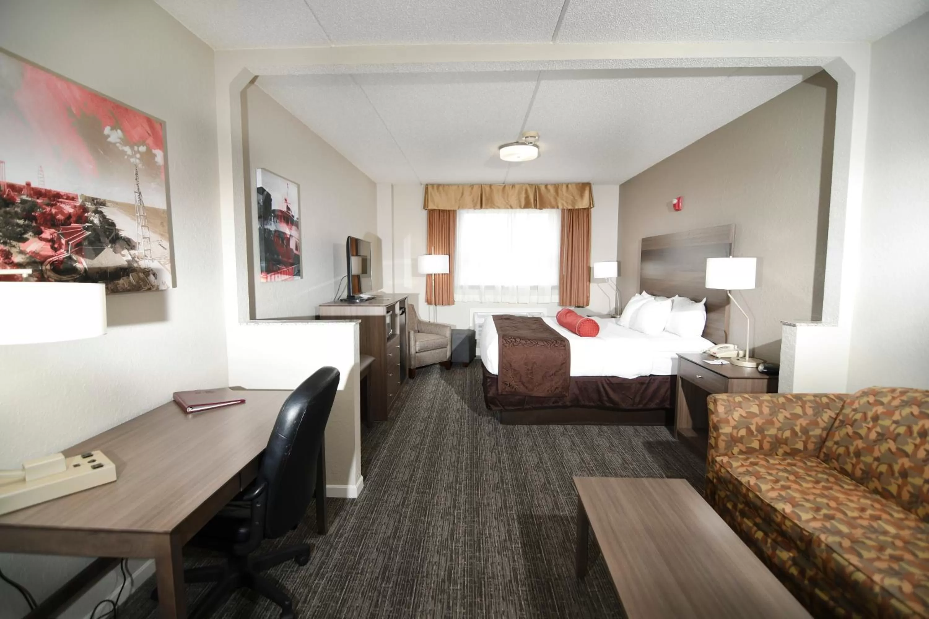 Photo of the whole room, Bed in Best Western Plus Sandusky Hotel & Suites