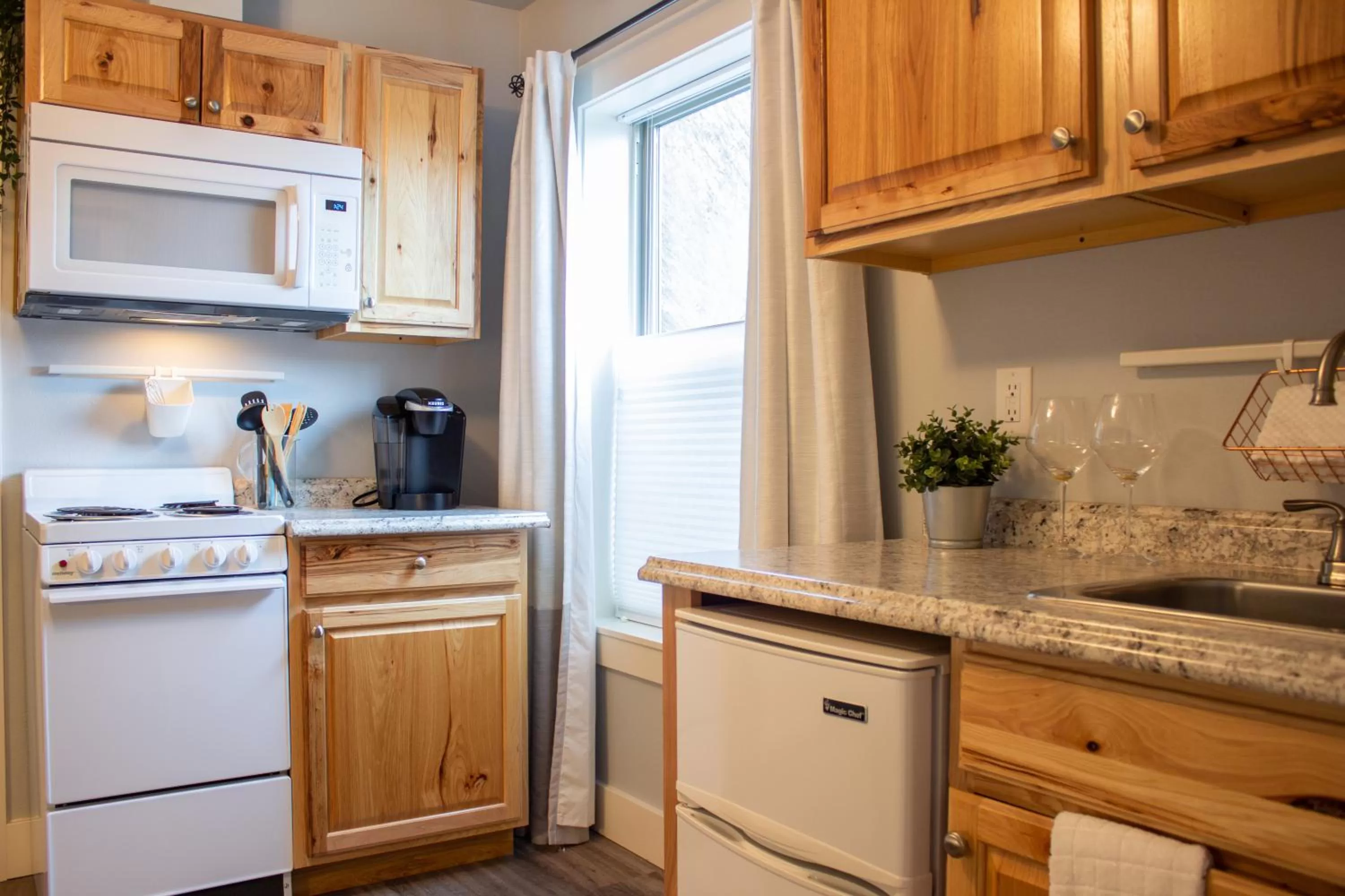 Coffee/tea facilities, Kitchen/Kitchenette in Douglas On Third