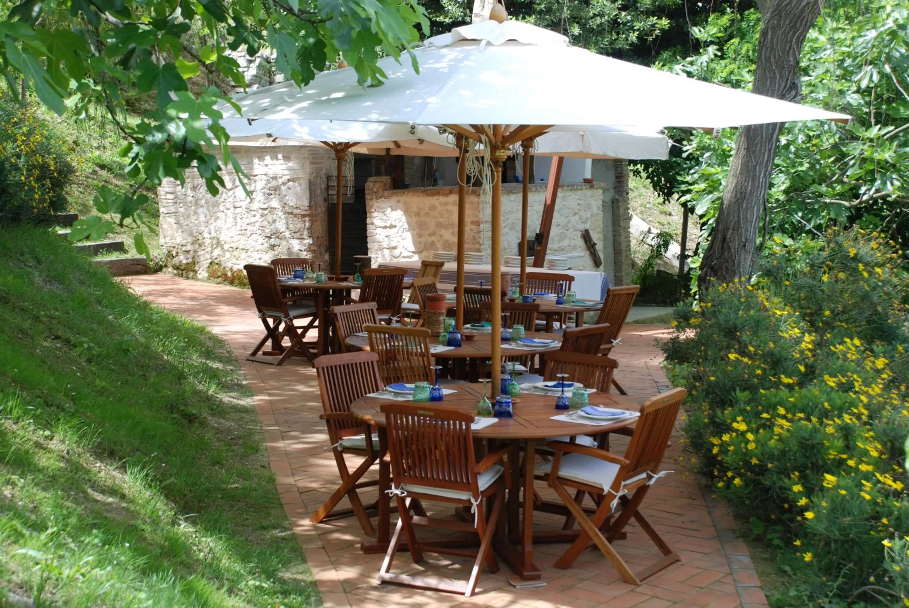 Restaurant/Places to Eat in Casale Druida