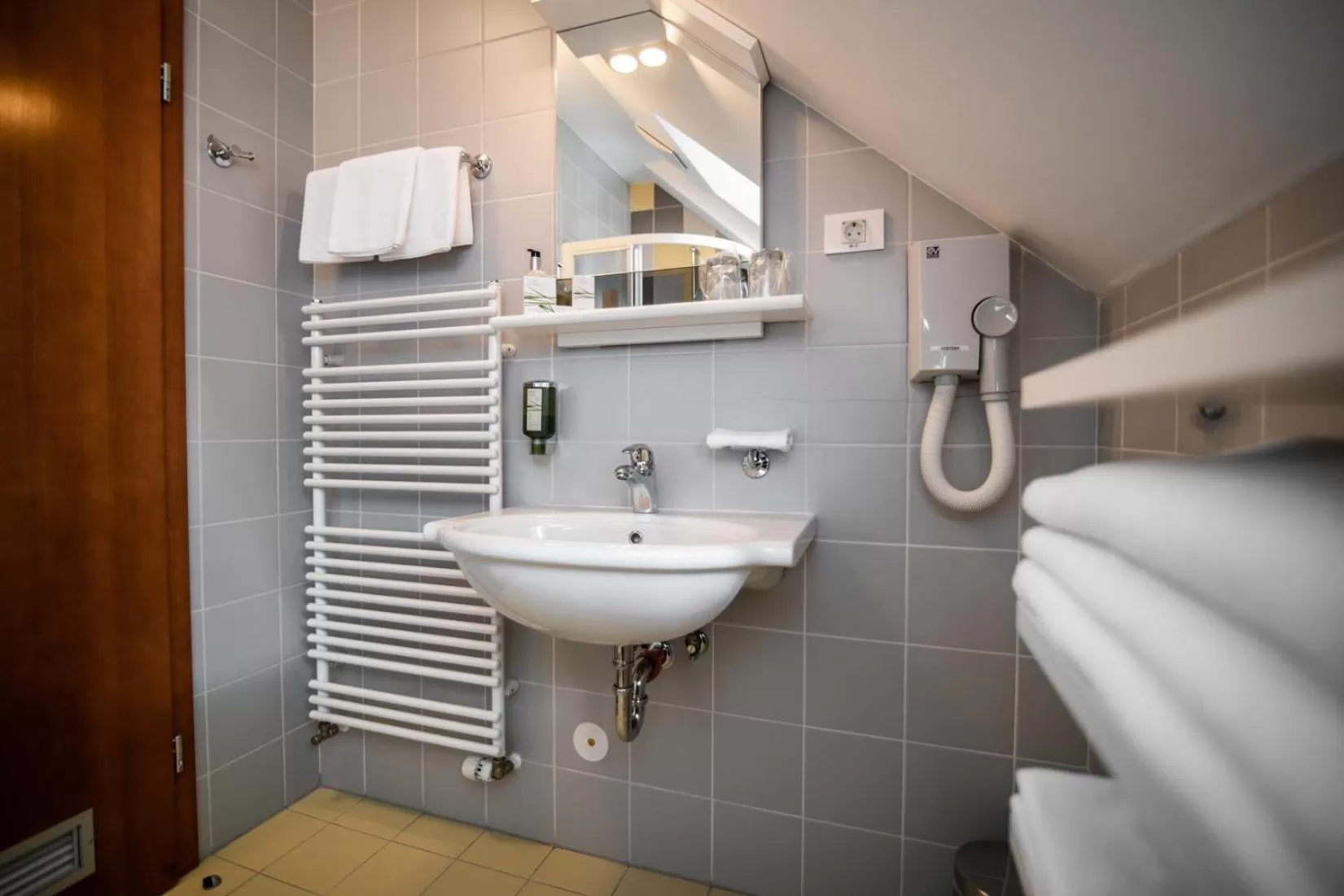 Shower in Hotel Dvor Jezersek Brnik