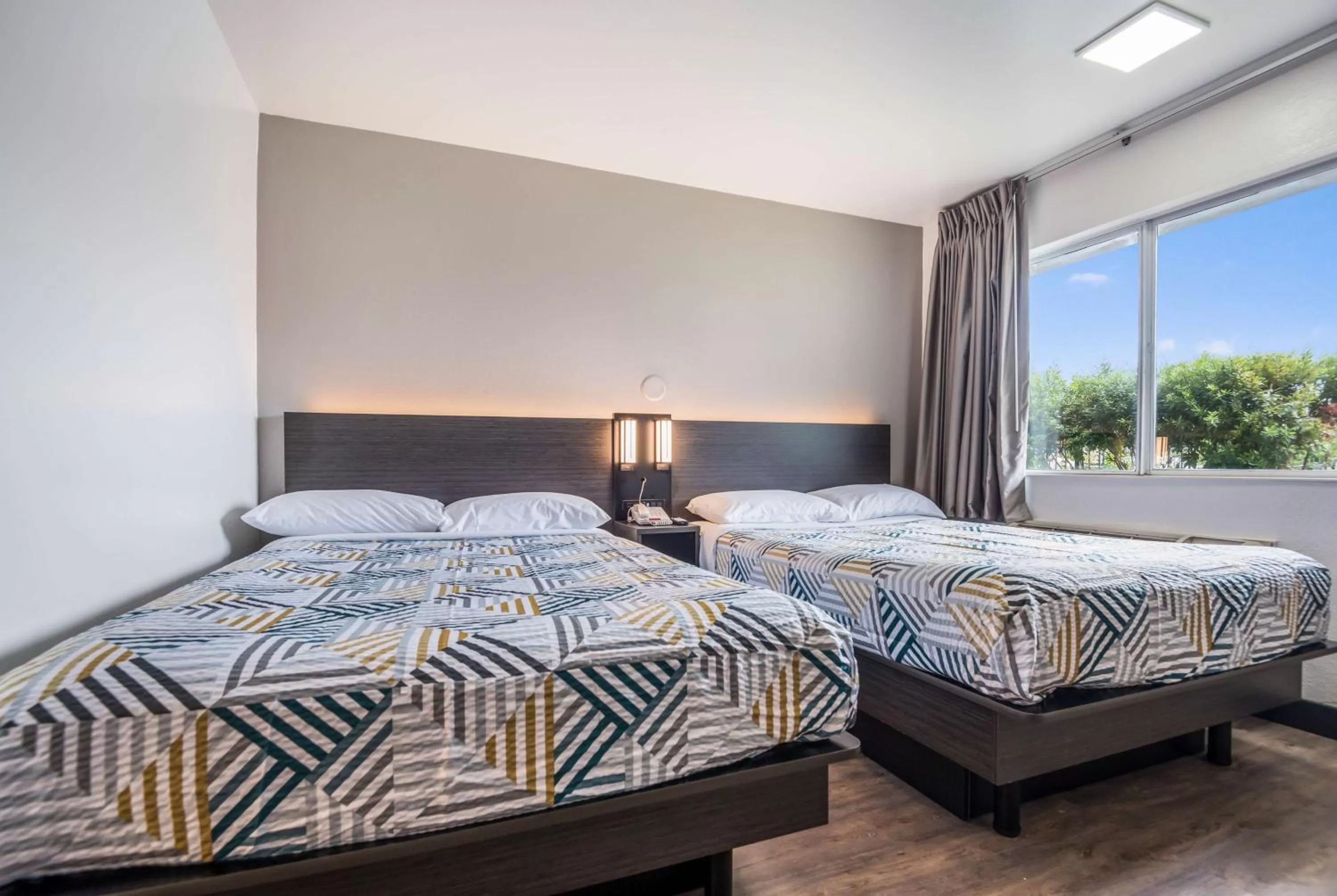 Photo of the whole room, Bed in Motel 6-College Station, TX - Bryan