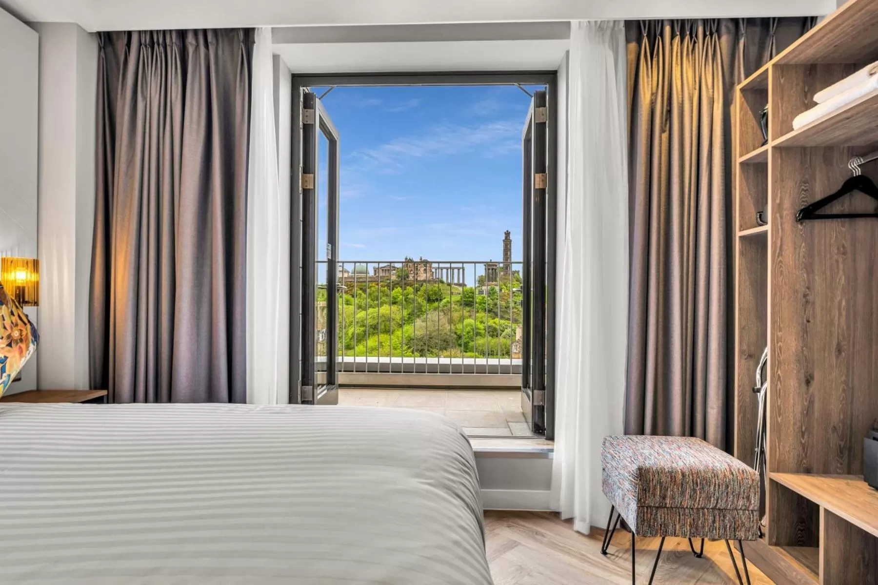 View (from property/room), Bed in Roomzzz Edinburgh